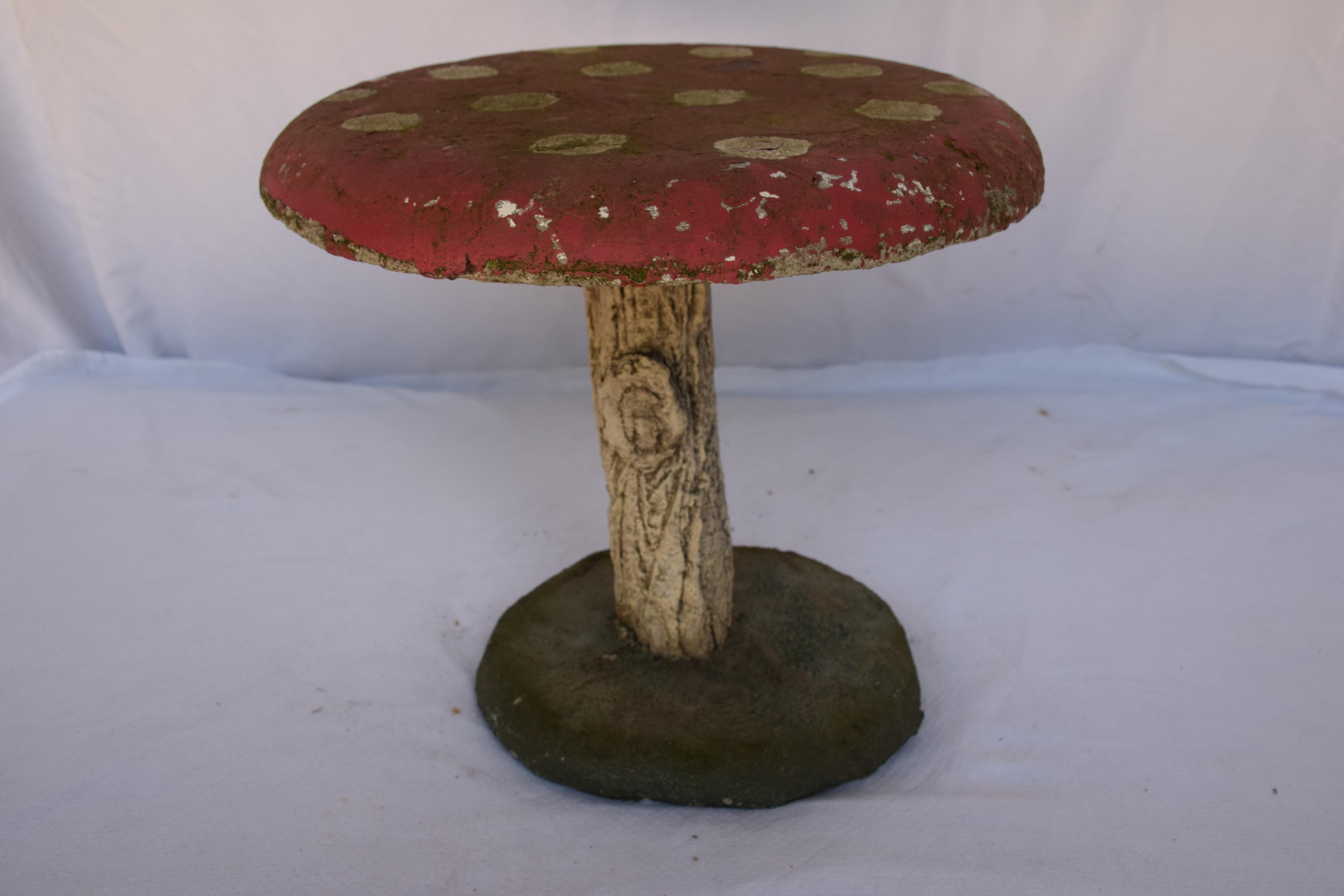 Bevölkern Sie Ihren Garten oder Ihre Terrasse mit diesem neugierigen und skurrilen Fliegenpilz aus England. Handgefertigt aus rekonstituiertem Stein und Metallrohr mit handgemalter Dekoration. Es wäre auch ein wunderbares Stück Unterhaltung im Haus.
