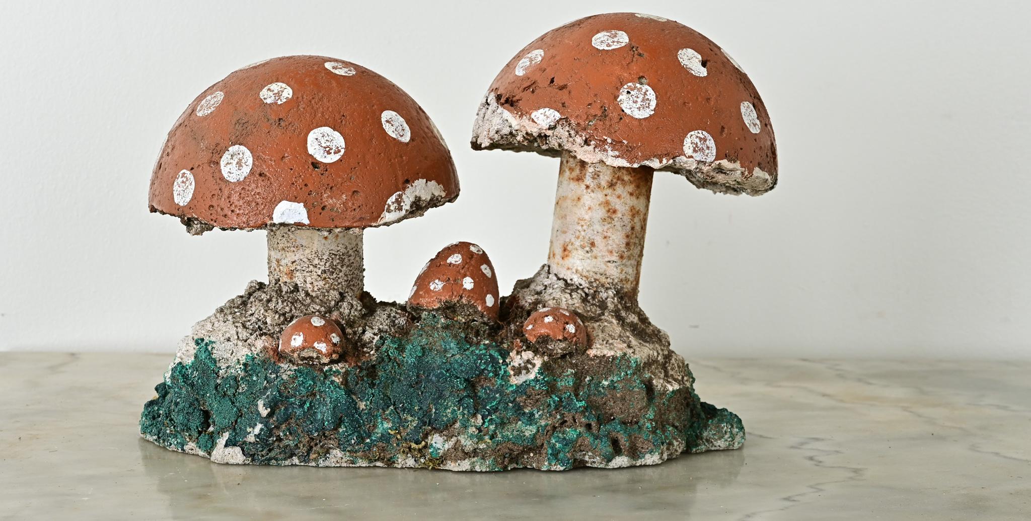 Una curiosa y caprichosa familia de setas fabricadas en Inglaterra para poblar tu jardín o patio. Hecho a mano con piedra reconstituida y tubo de metal con decoración pintada a mano, incluido algo de musgo cuidadosamente aplicado para darle una