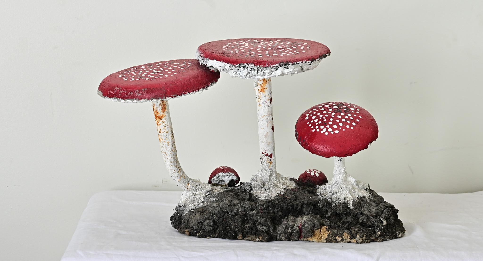 Una curiosa y caprichosa familia de setas fabricadas en Inglaterra para poblar tu jardín o patio. Hecho a mano con piedra reconstituida y tubo de metal con decoración pintada a mano. Consulta las imágenes detalladas.