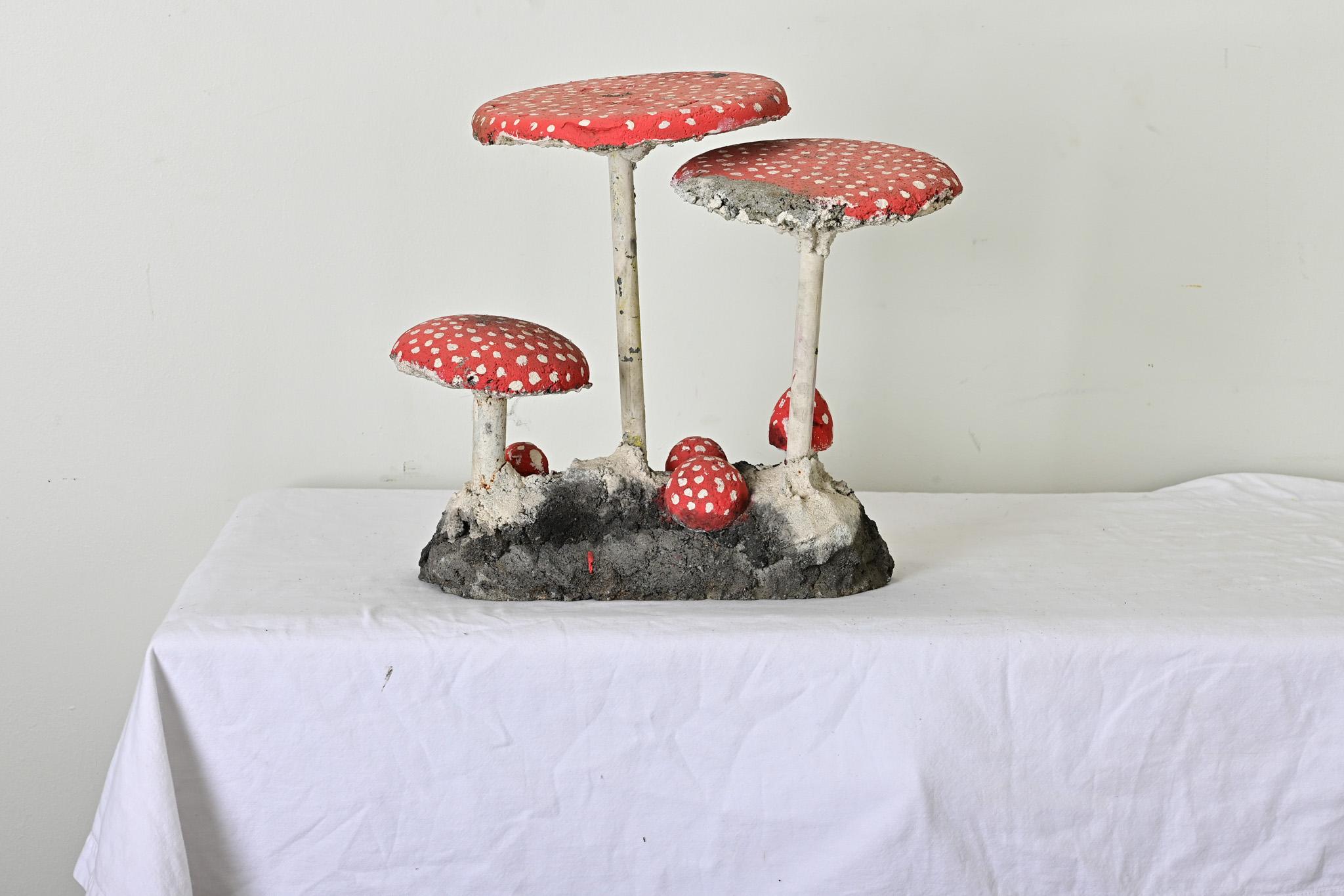 Una curiosa y caprichosa familia de setas fabricadas en Inglaterra para poblar tu jardín o patio. Hecho a mano con piedra reconstituida y tubo de metal con decoración pintada a mano. Consulta las imágenes detalladas.
