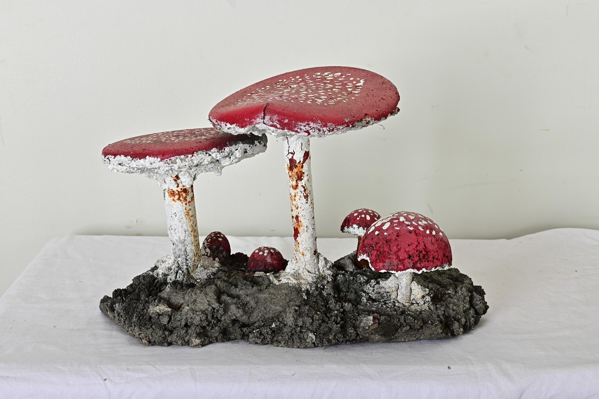 Una curiosa y caprichosa familia de setas fabricadas en Inglaterra para poblar tu jardín o patio. Hecho a mano con piedra reconstituida y tubo de metal con decoración pintada a mano. Consulta las imágenes detalladas.