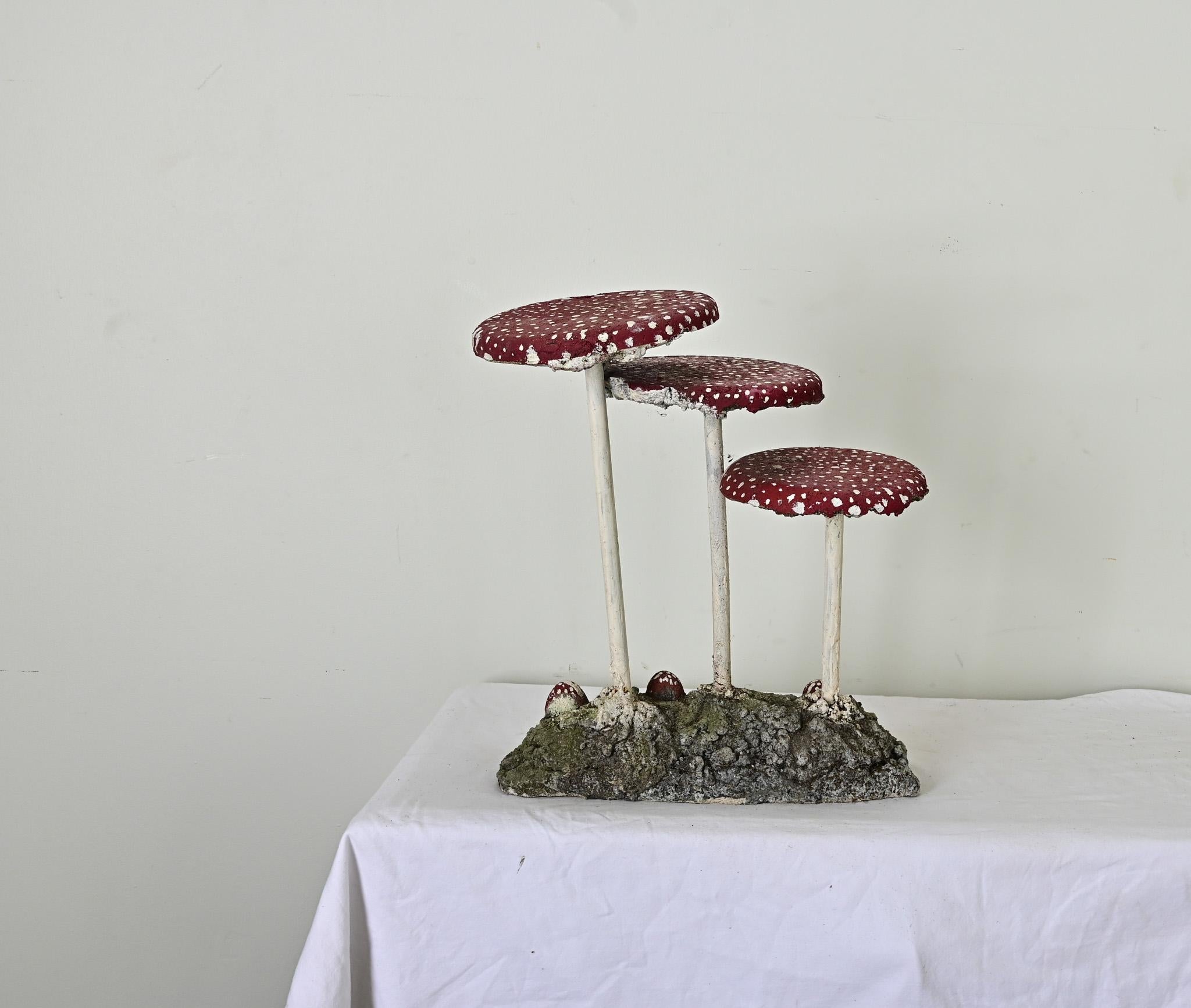 Una curiosa y caprichosa familia de setas fabricadas en Inglaterra para poblar tu jardín o patio. Hecho a mano con piedra reconstituida y tubo de metal con decoración pintada a mano. Las tapas planas también podrían servir de mesa auxiliar