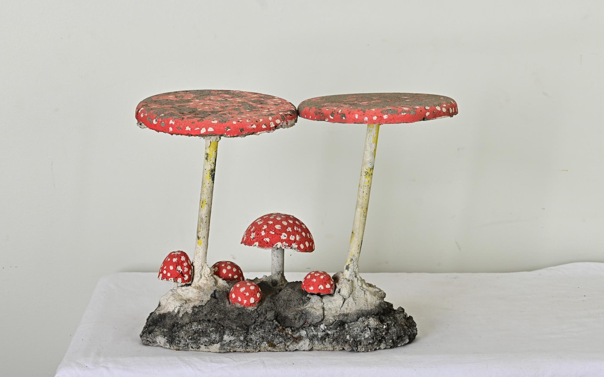 Una curiosa y caprichosa familia de setas fabricadas en Inglaterra para poblar tu jardín o patio. Hecho a mano con piedra reconstituida y tubo de metal con decoración pintada a mano. Las tapas planas serían unas mesas auxiliares inesperadas y