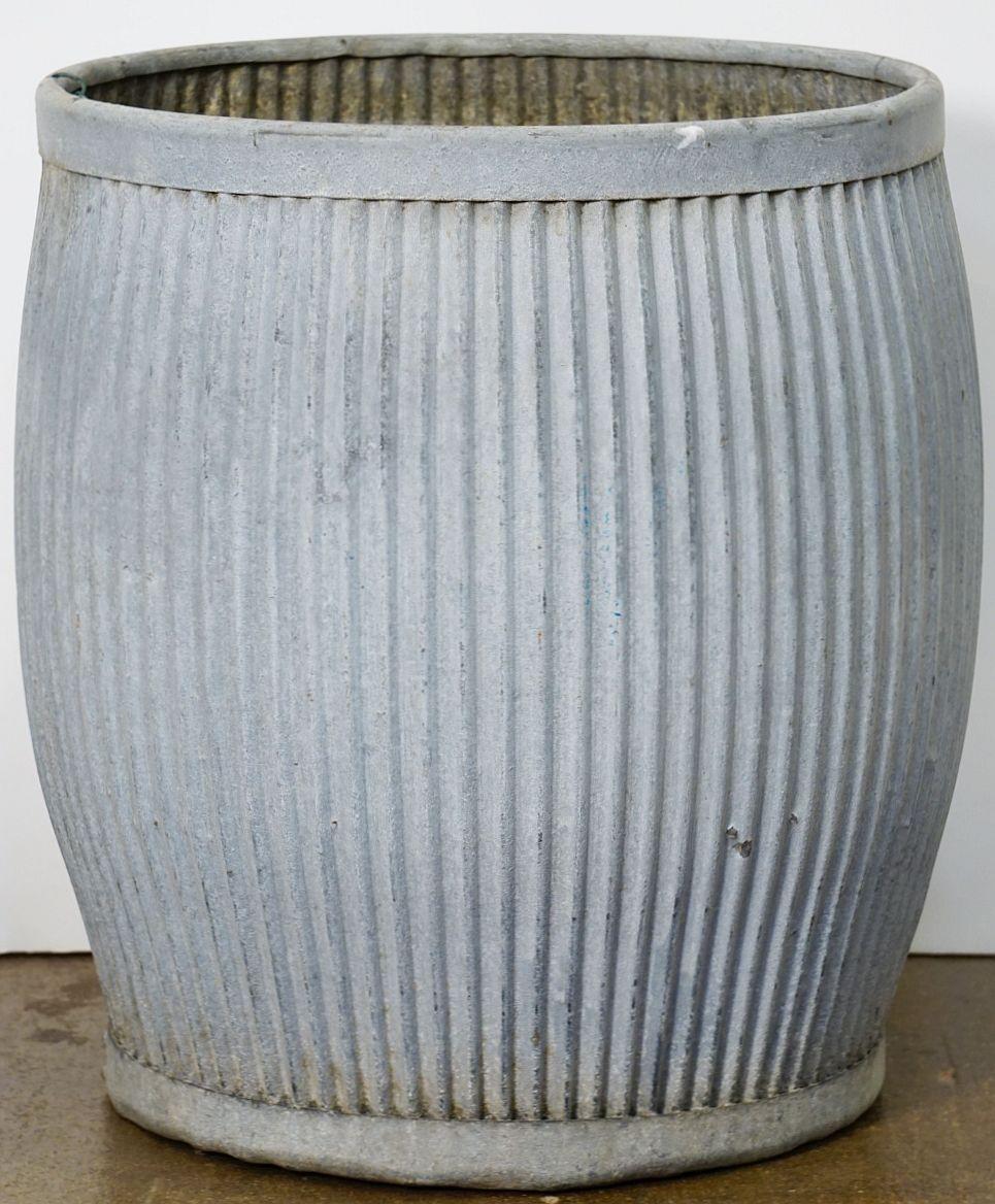 A fine medium-sized English garden pot or dolly tub planter of zinc, featuring a ribbed design to the circumference, with rolled edge top and base.

 (Height 20 in x Diameter 20 in) 

Can be turned upside down for use as a table.

Perfect for