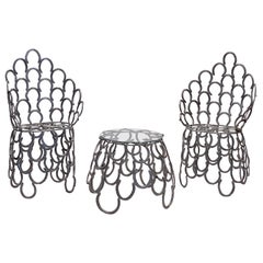 Englisches Garten-Set aus Tisch und zwei Stühlen mit Hufeisen-Design