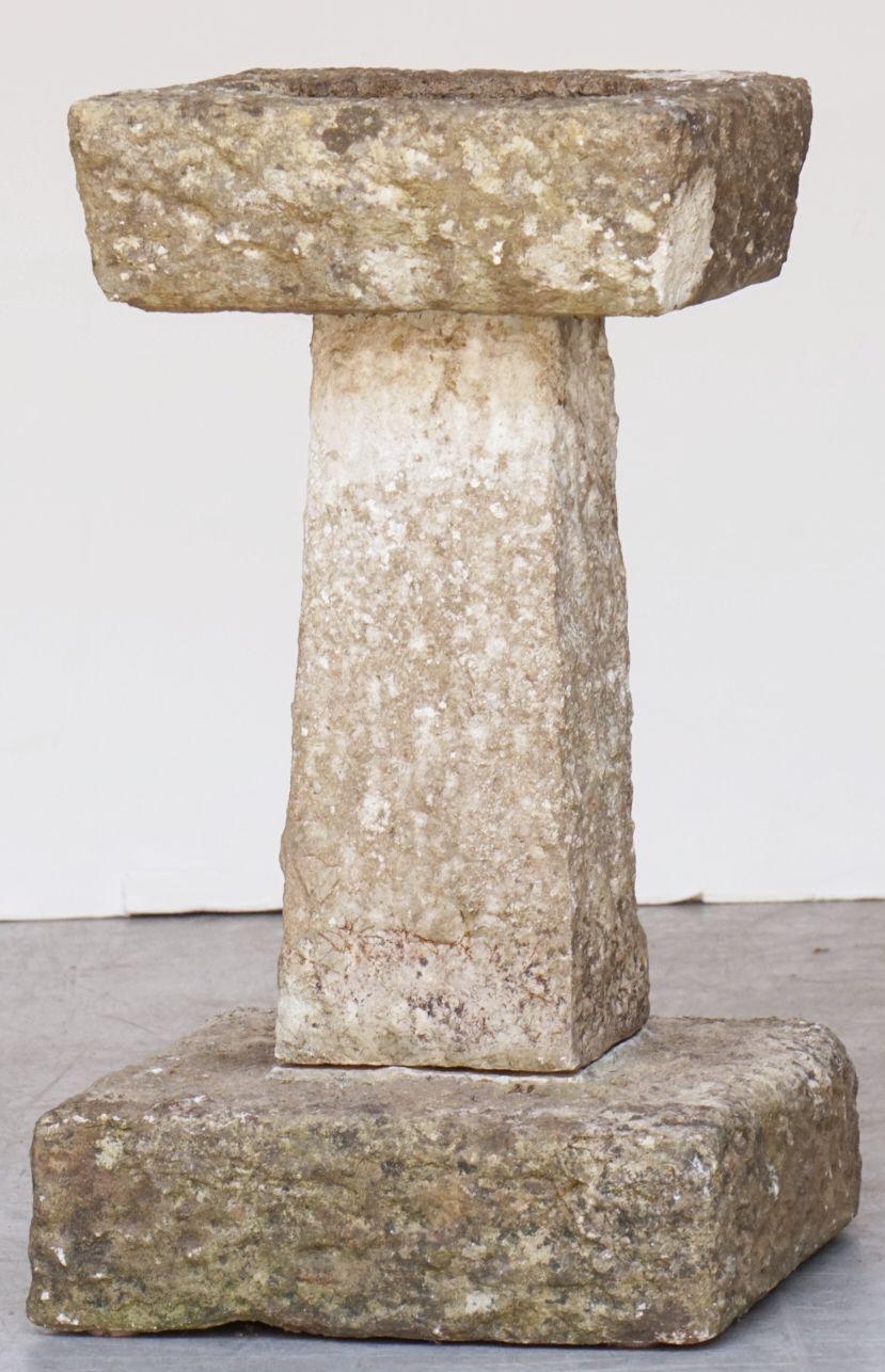 Anglais Bain d'oiseau carré de jardin anglais en pierre de Purbeck sculptée en vente