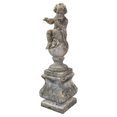 Figura de piedra inglesa de jardín de un niño Putti tocando la flauta sobre un zócalo