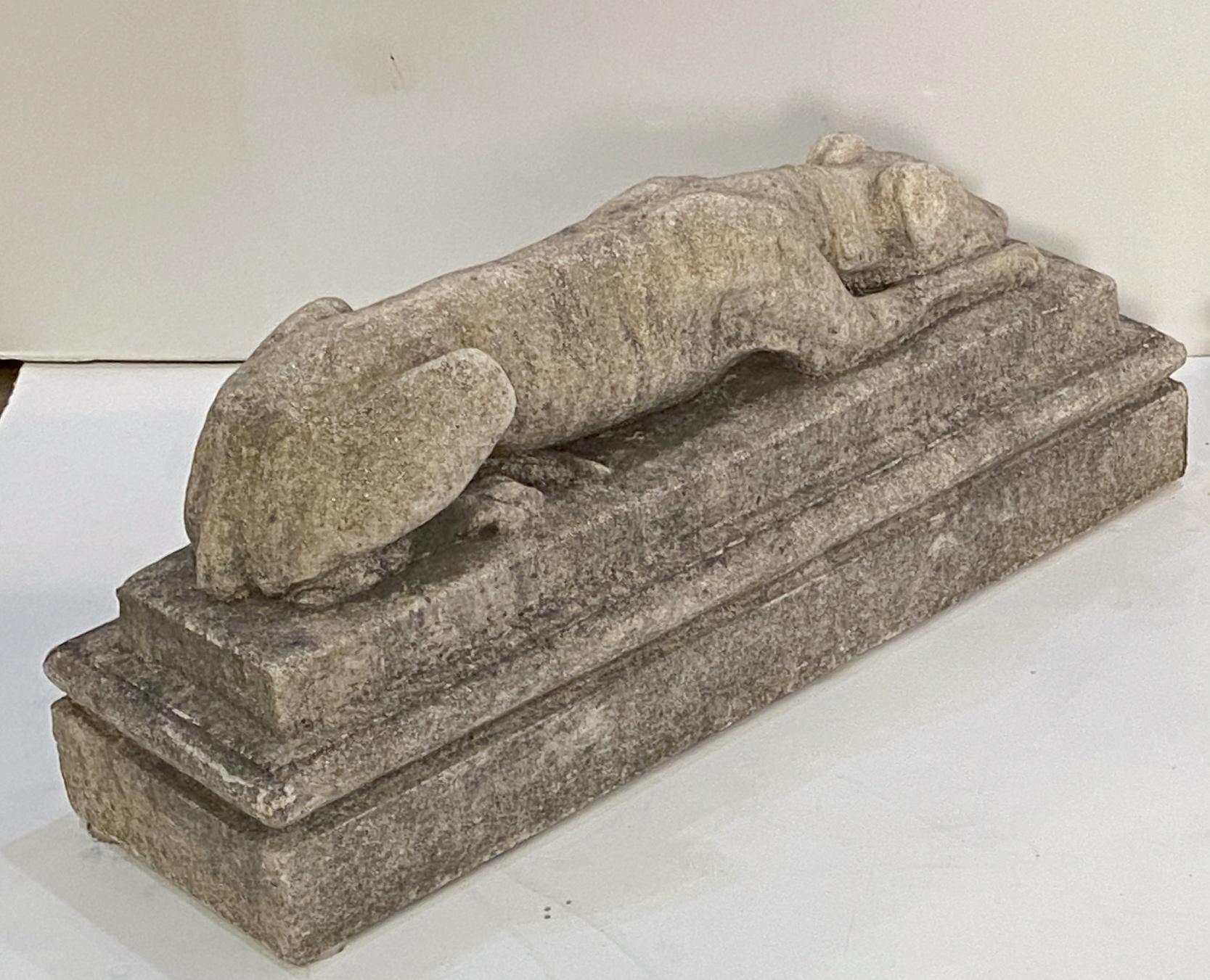 A Stone English Garden Greyhound ou Whippet Bon état - En vente à Austin, TX