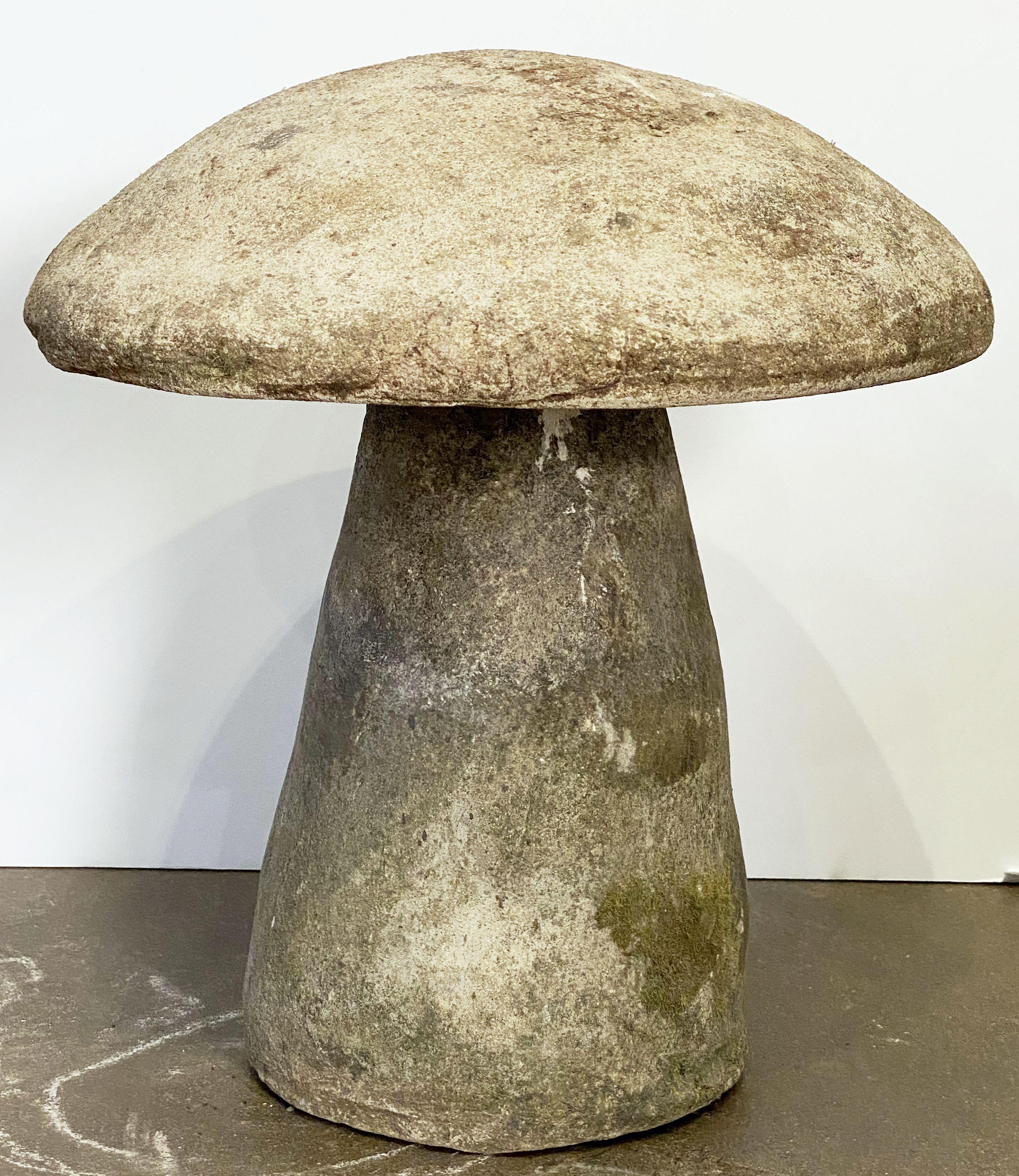 English Garden Stone Mushroom (H 16 3/4) In Good Condition In Austin, TX