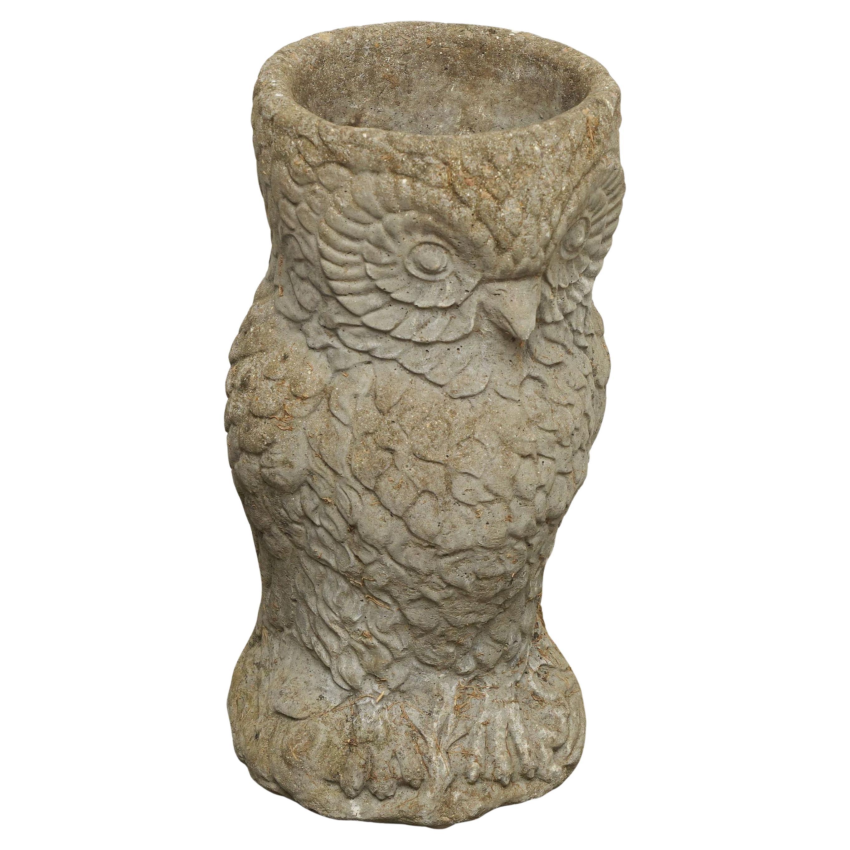Anglais Pots de jardin hiboux anglais (deux disponibles) en vente