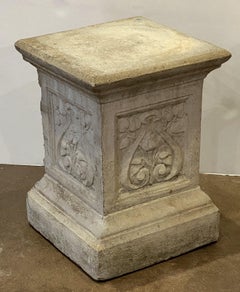Piedistallo o basamento in pietra da giardino inglese con motivo a fogliame