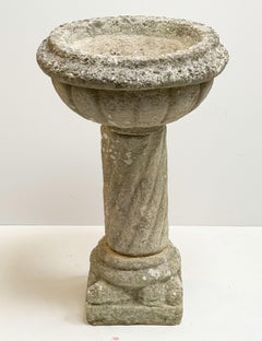 Jardinière ou urne en pierre de style anglais, sur socle, de style médiéval