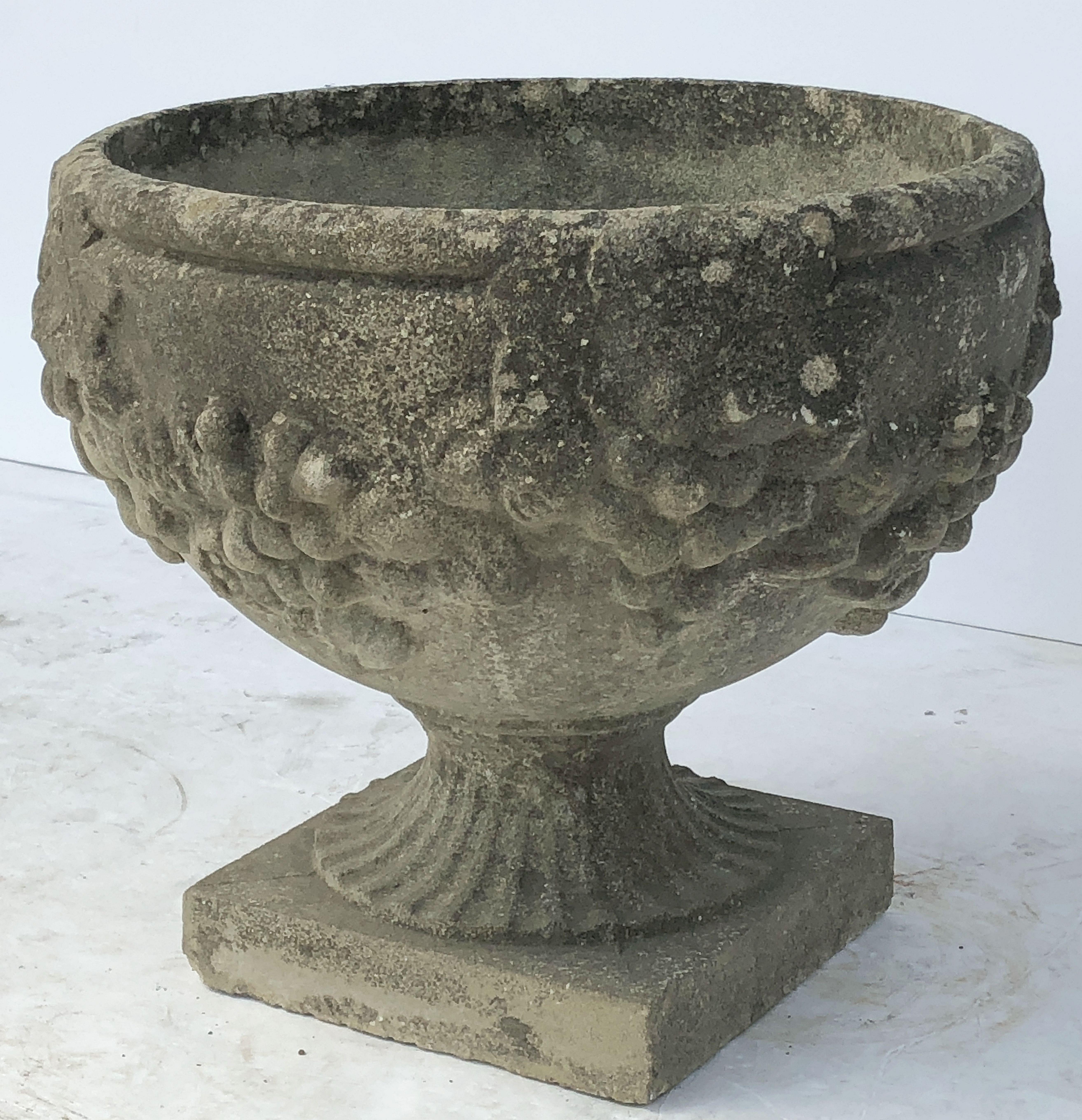 Anglais Pot ou urne en pierre de jardin anglaise avec relief de raisins en vente