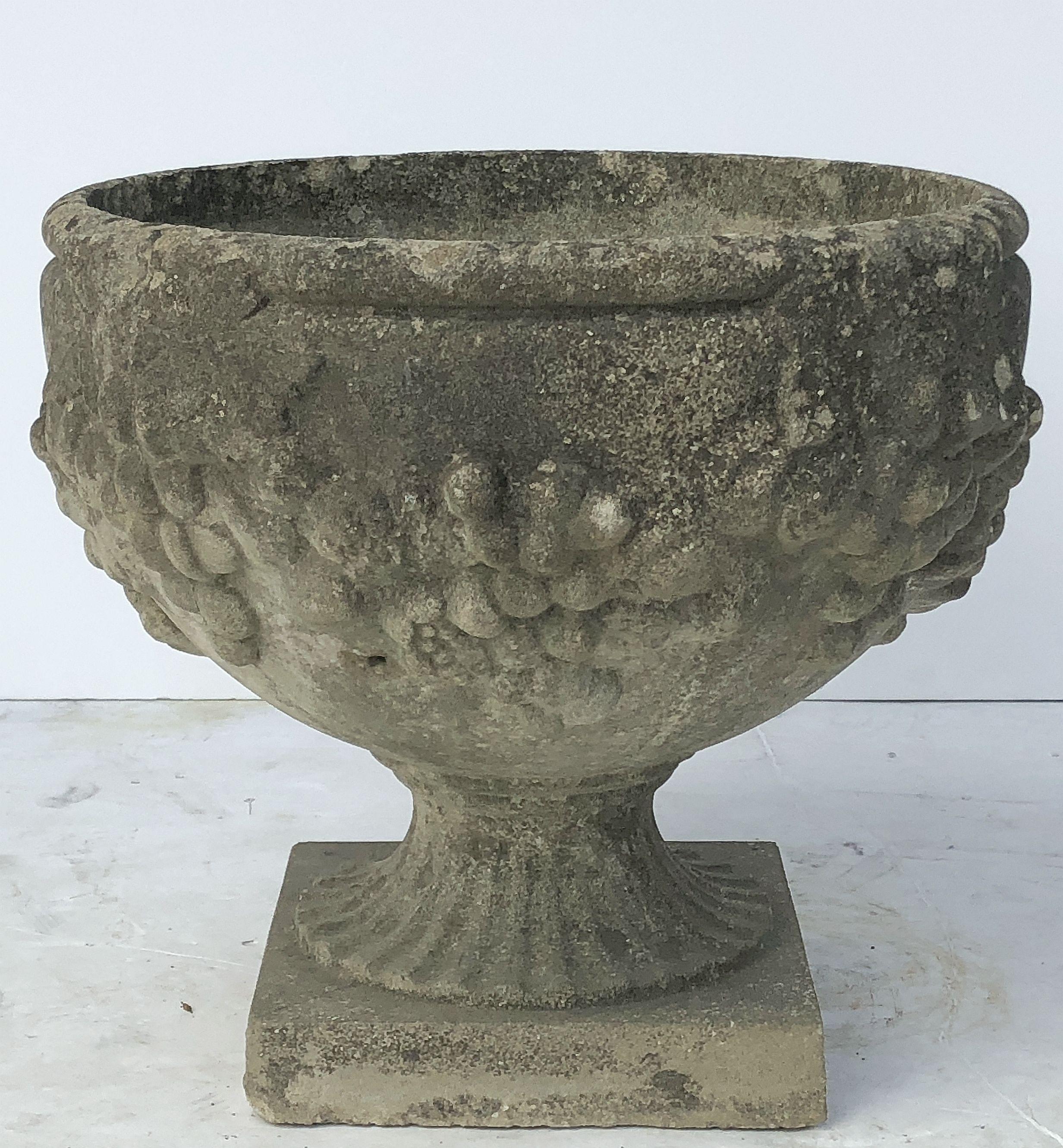Pot ou urne en pierre de jardin anglaise avec relief de raisins Bon état - En vente à Austin, TX