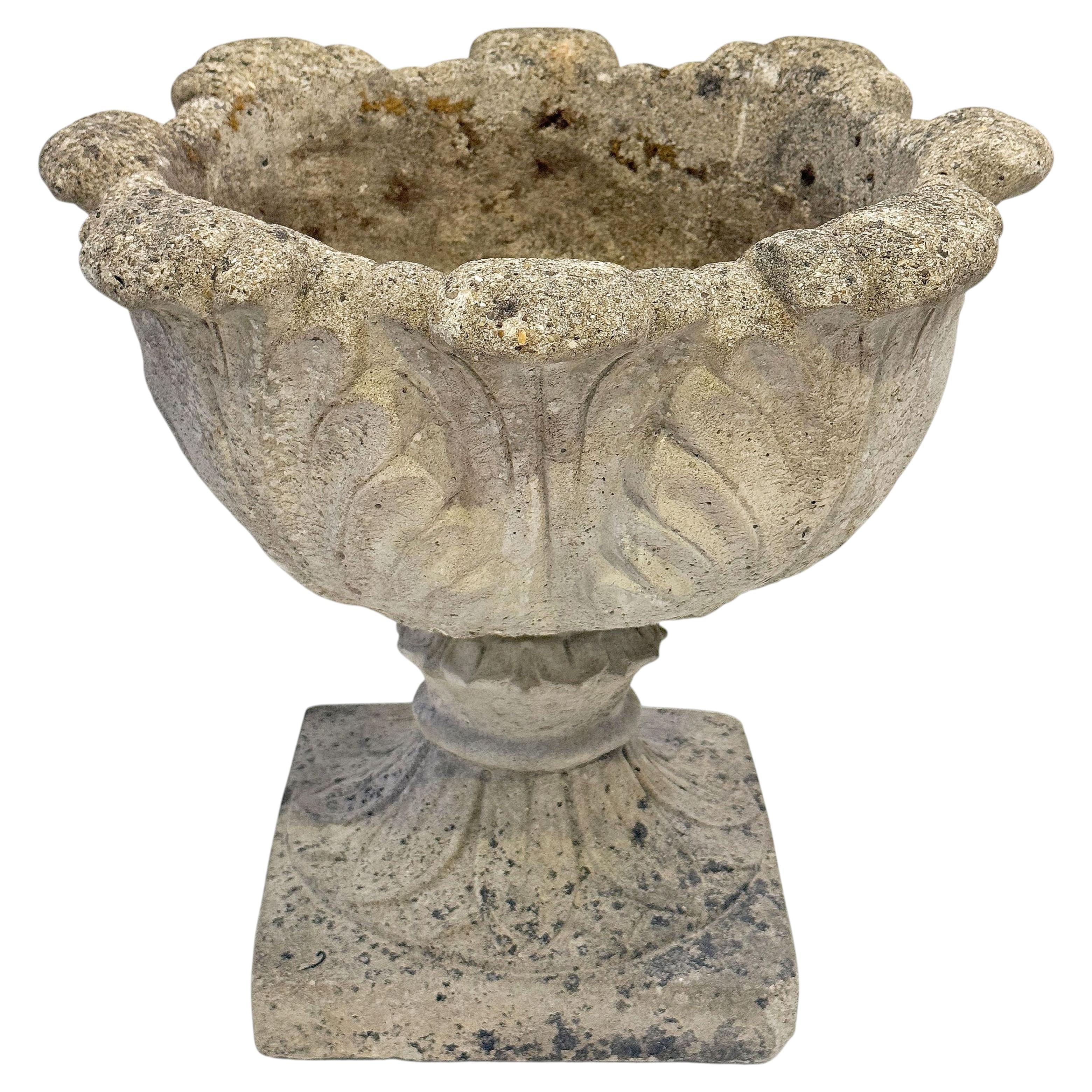Vaso o urna in pietra da giardino inglese con rilievo di acanto - Quattro disponibili
