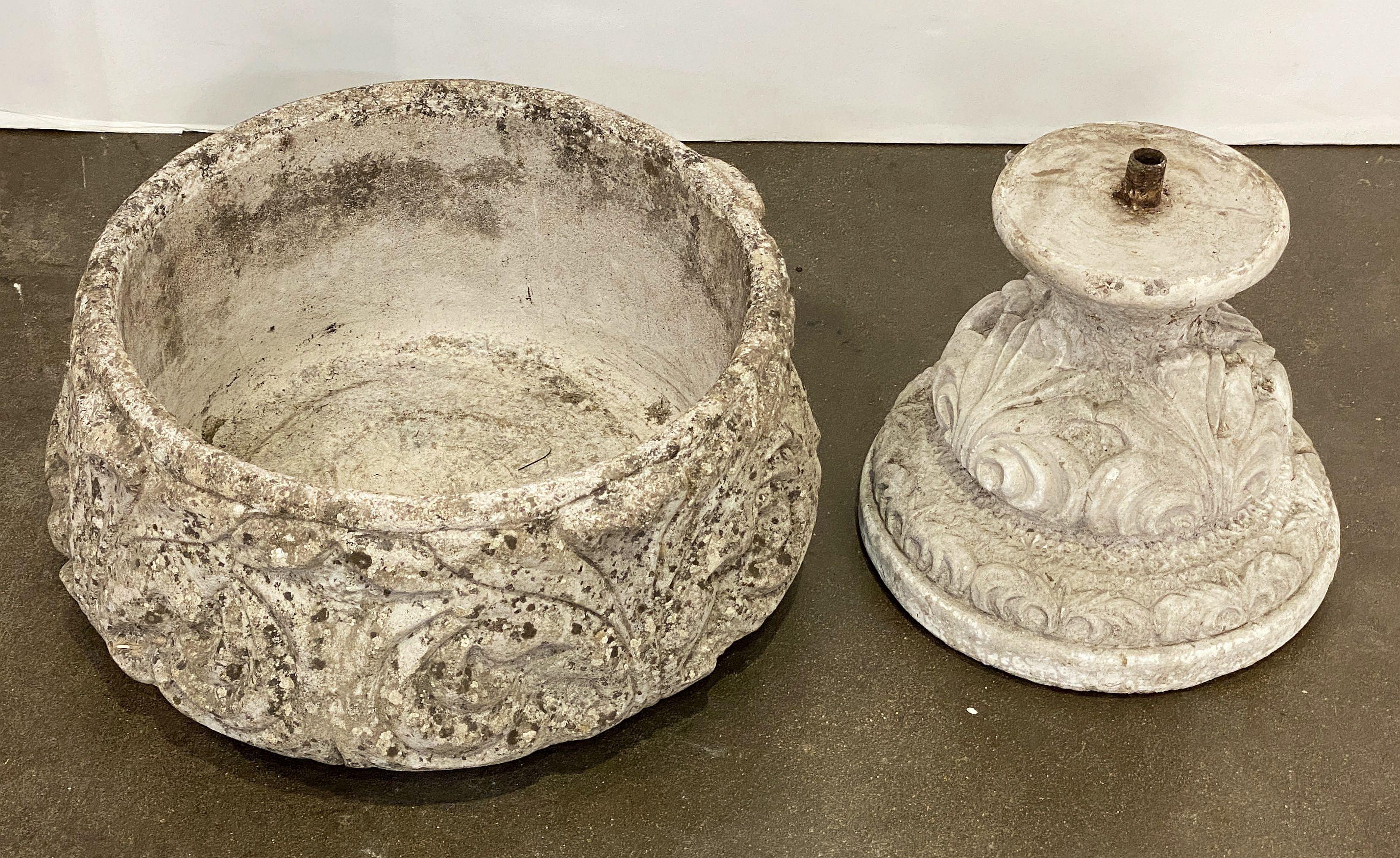 Jardineras o Urnas de Piedra de Jardín Inglés con Relieve de Hoja de Acanto (Dos Disponibles) en venta 4