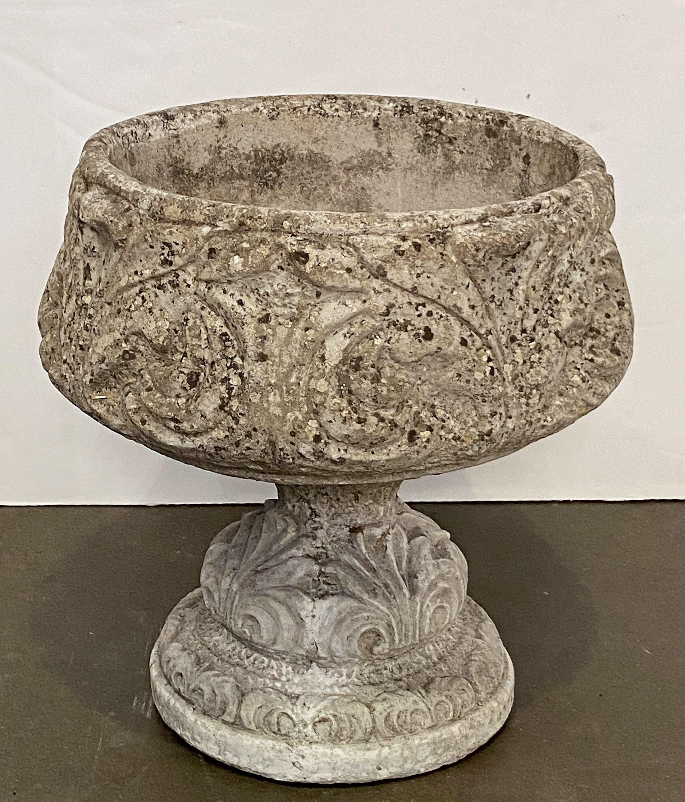 Jardineras o Urnas de Piedra de Jardín Inglés con Relieve de Hoja de Acanto (Dos Disponibles) en venta 5