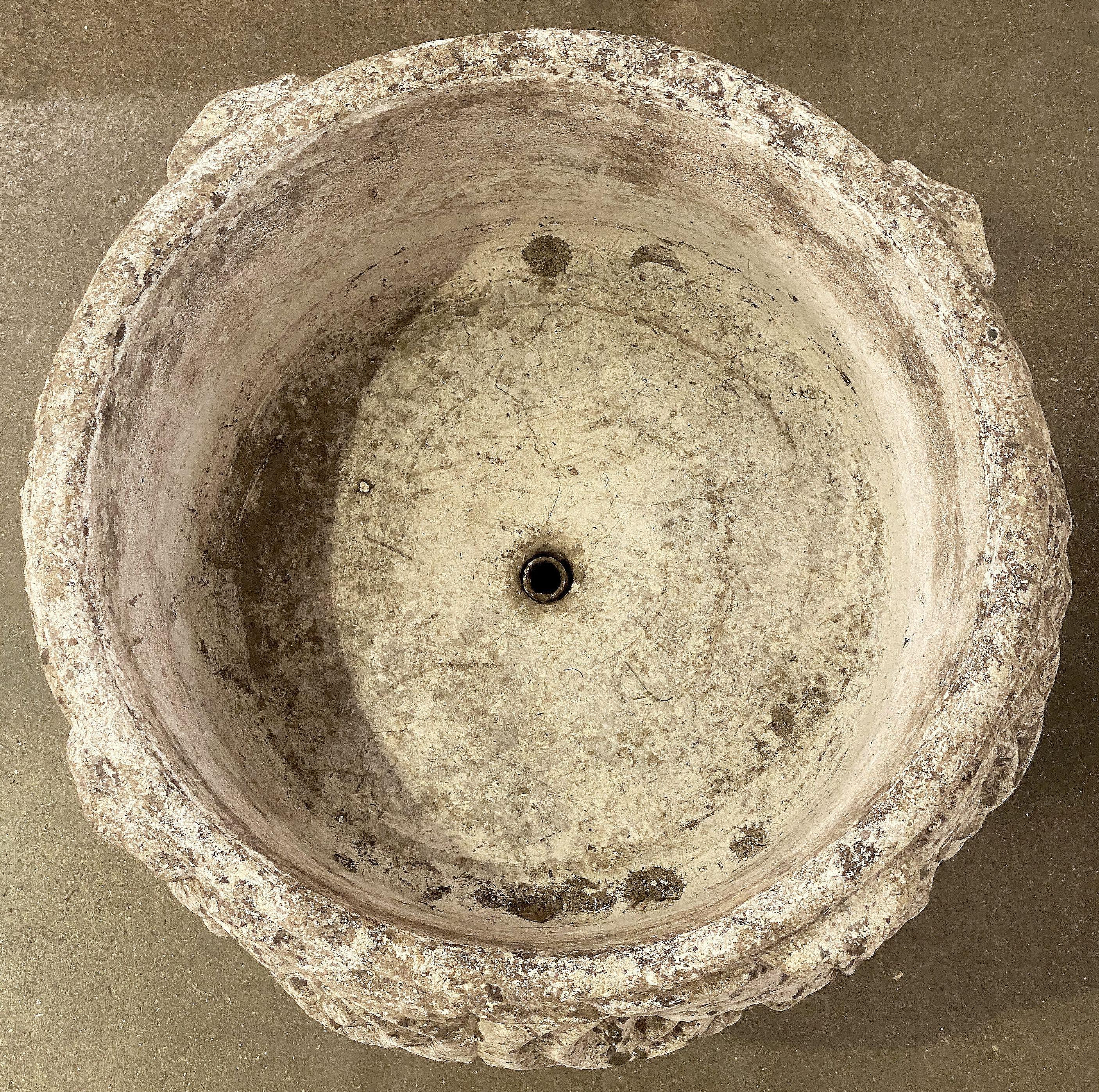 Jardineras o Urnas de Piedra de Jardín Inglés con Relieve de Hoja de Acanto (Dos Disponibles) en venta 6
