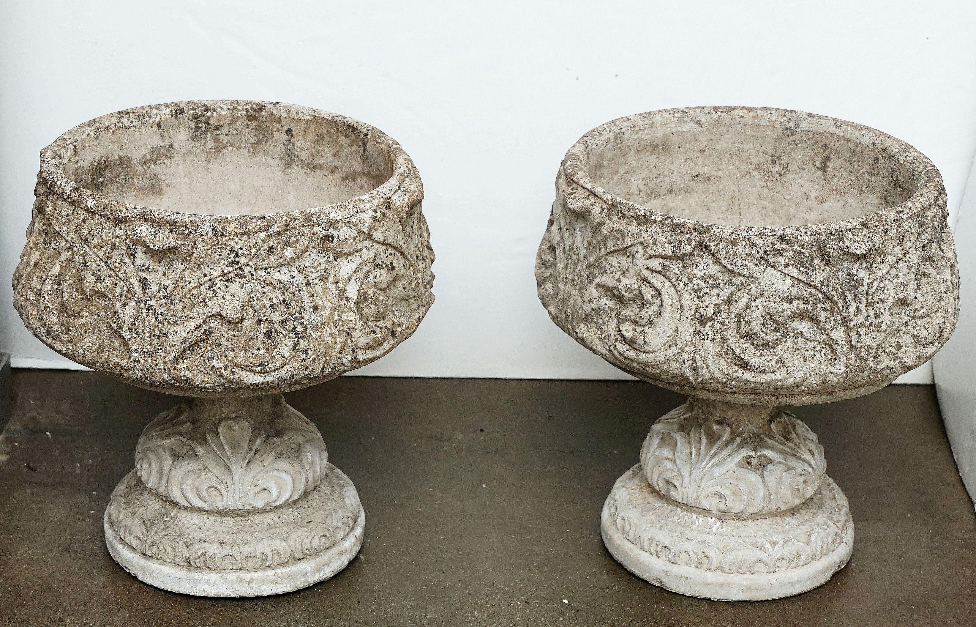 Jardineras o Urnas de Piedra de Jardín Inglés con Relieve de Hoja de Acanto (Dos Disponibles) en venta 7