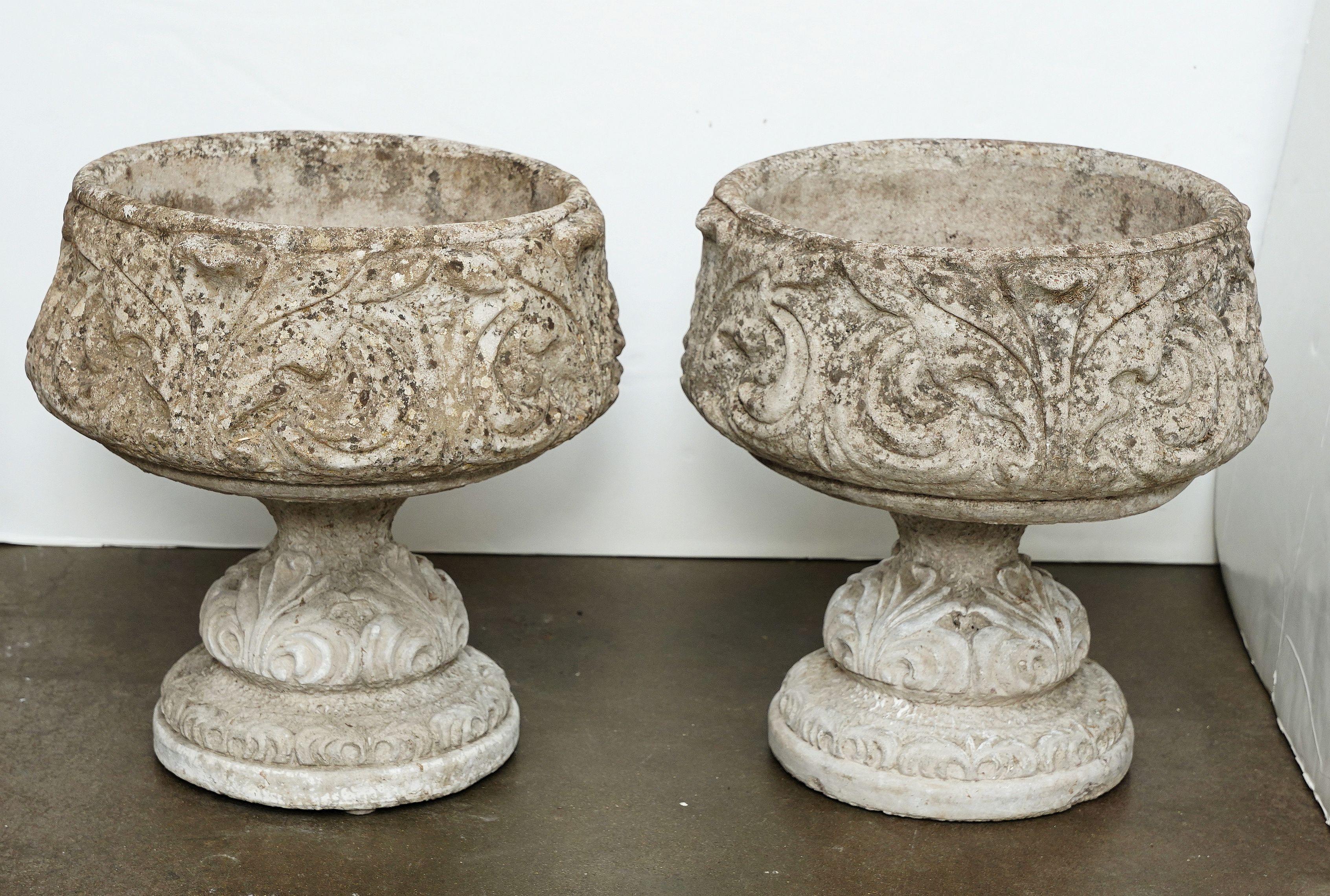 Jardineras o Urnas de Piedra de Jardín Inglés con Relieve de Hoja de Acanto (Dos Disponibles) en venta 8
