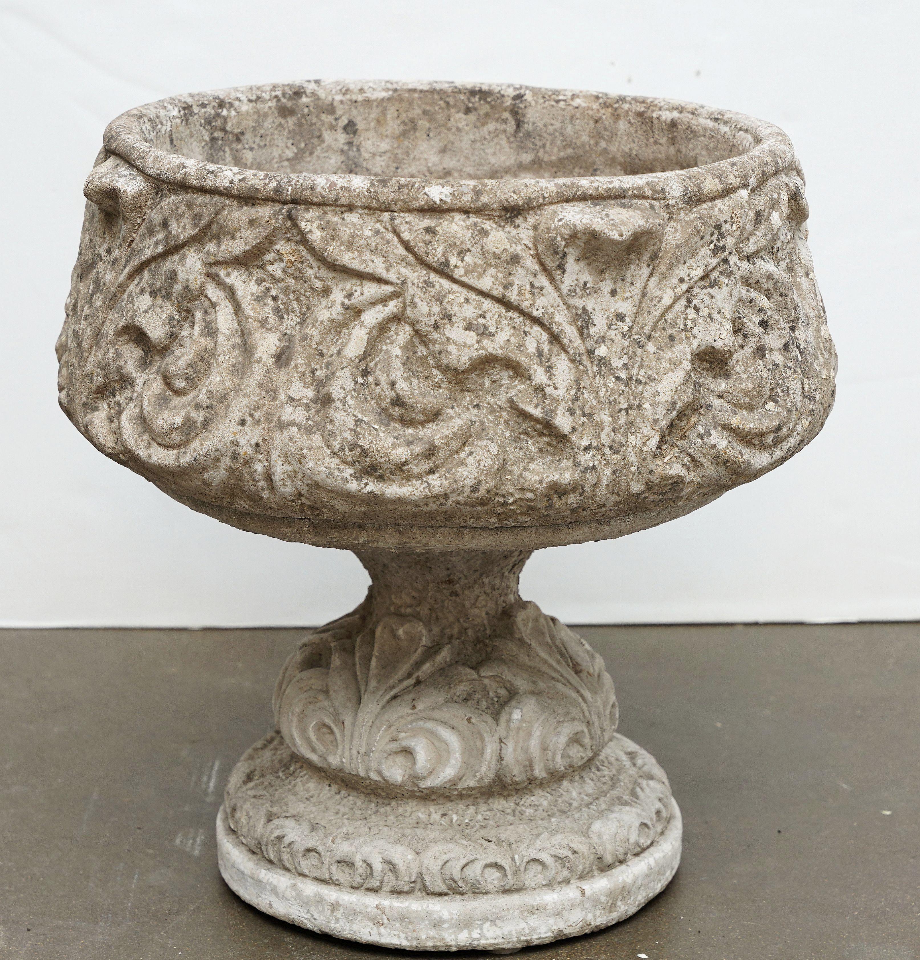 Jardineras o Urnas de Piedra de Jardín Inglés con Relieve de Hoja de Acanto (Dos Disponibles) en venta 9
