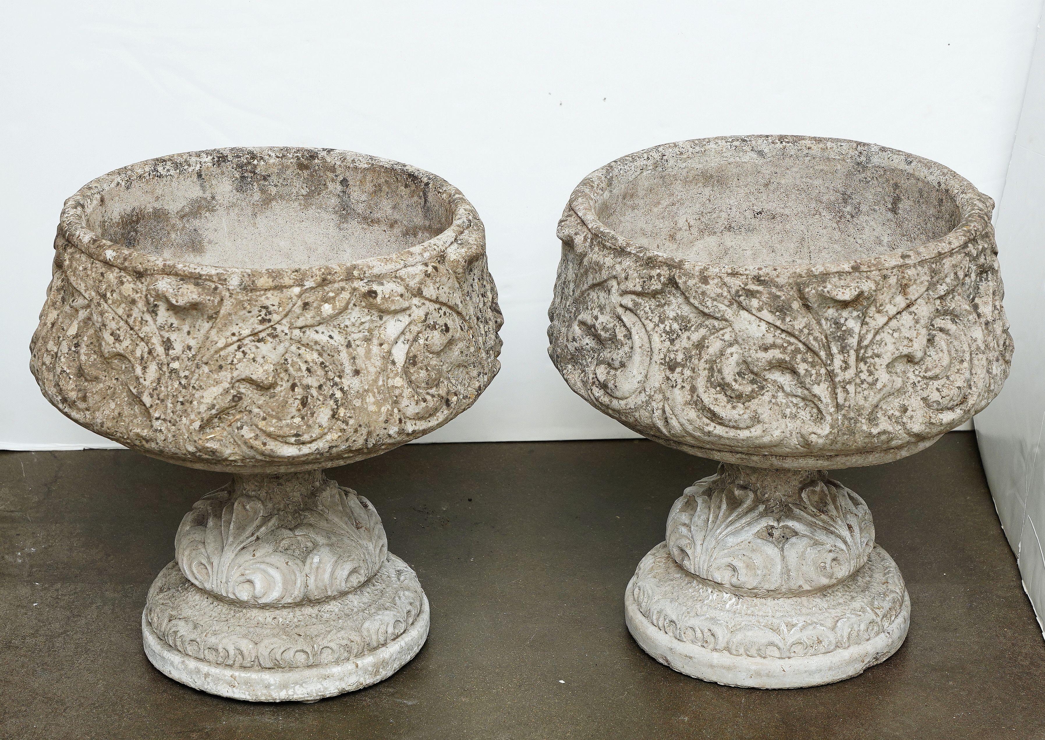 Pareja de macetas o urnas inglesas de piedra compuesta con un hermoso relieve de hojas de acanto en el cuenco y la base.

Bol extraíble de la base

¡Perfecto para un patio de jardín o un invernadero!

H 18 pulg.  
Diámetro total 19 pulg.
Diámetro