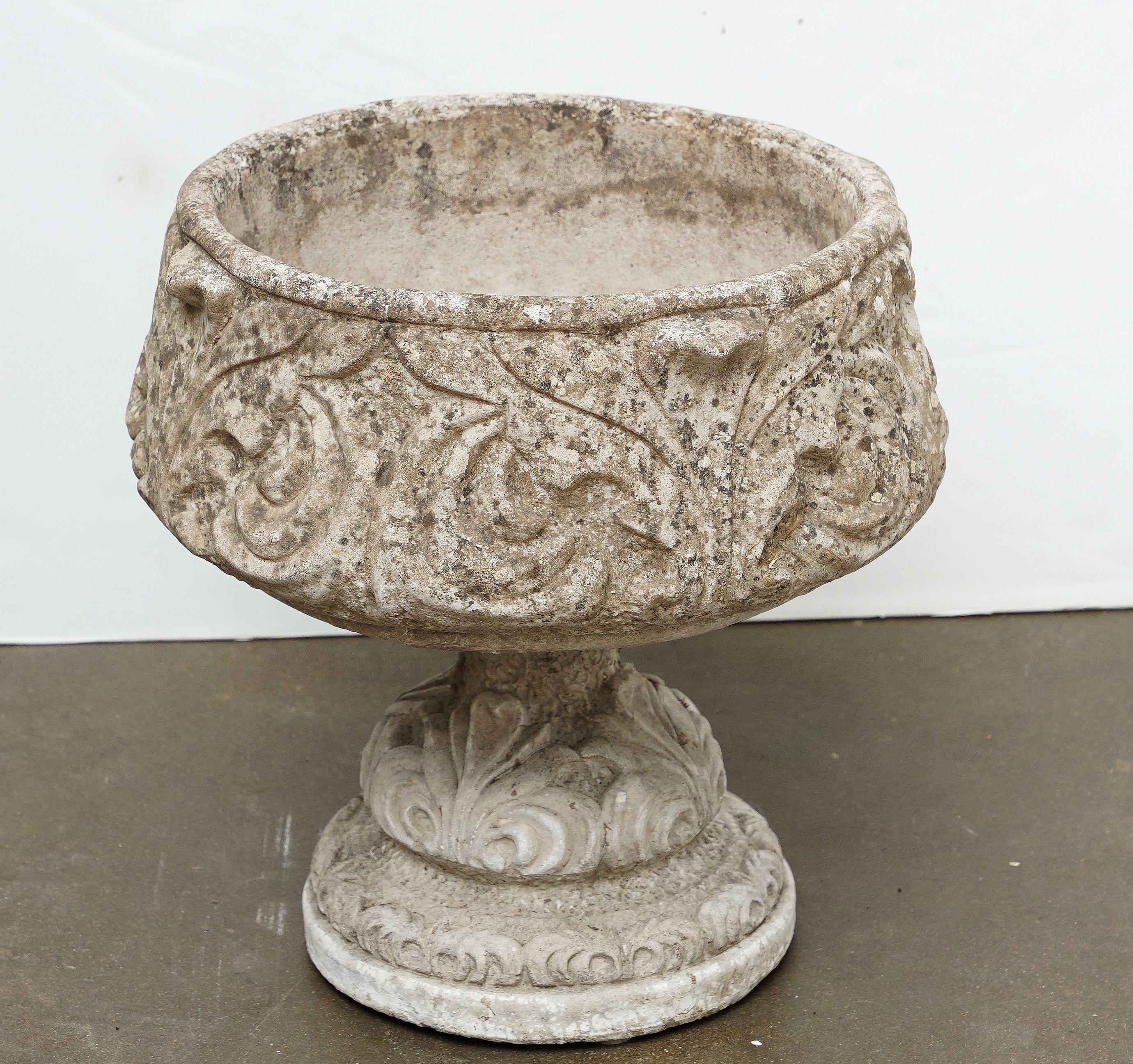 Jardineras o Urnas de Piedra de Jardín Inglés con Relieve de Hoja de Acanto (Dos Disponibles) Británico en venta