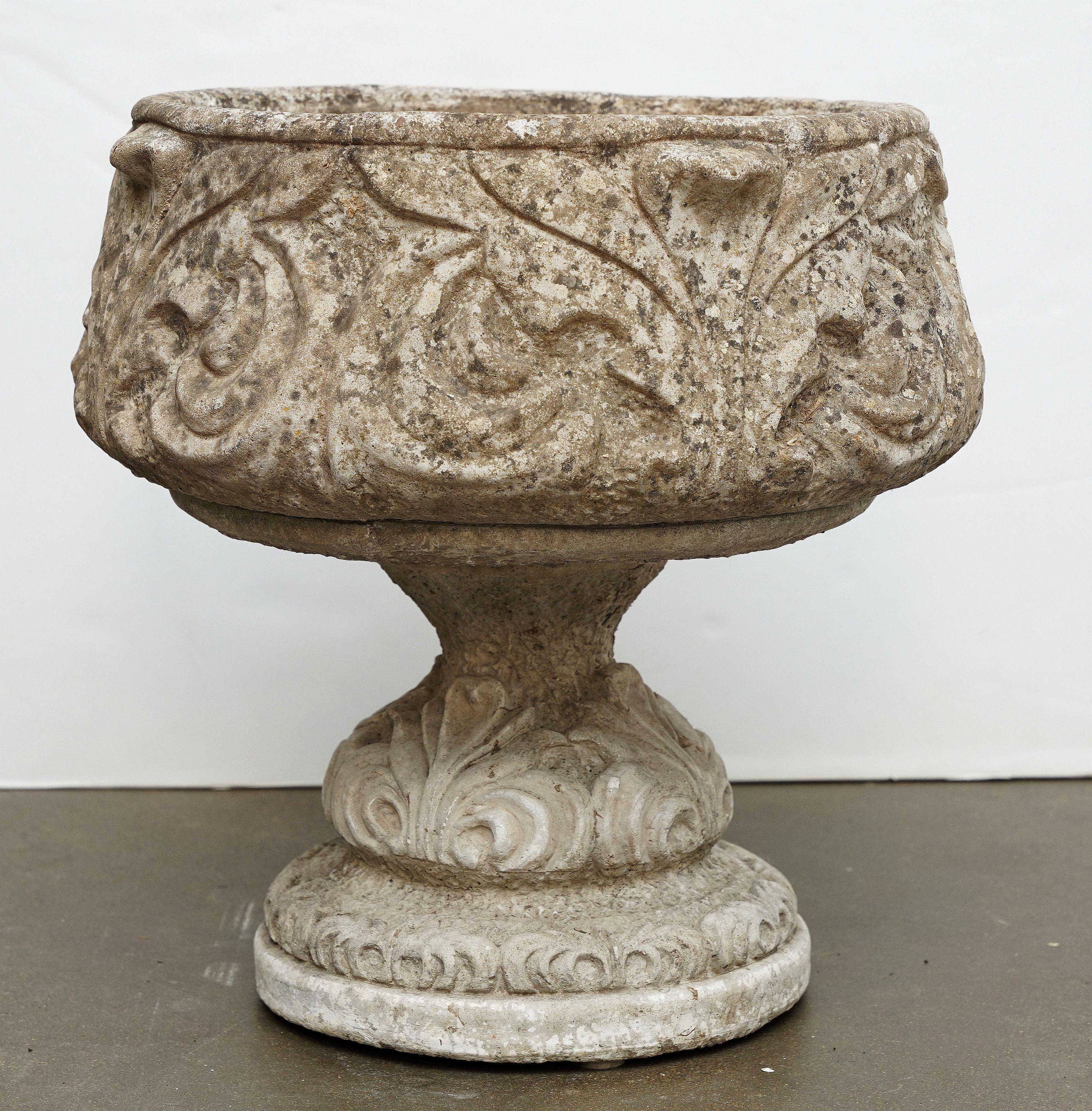 Jardineras o Urnas de Piedra de Jardín Inglés con Relieve de Hoja de Acanto (Dos Disponibles) siglo XX en venta