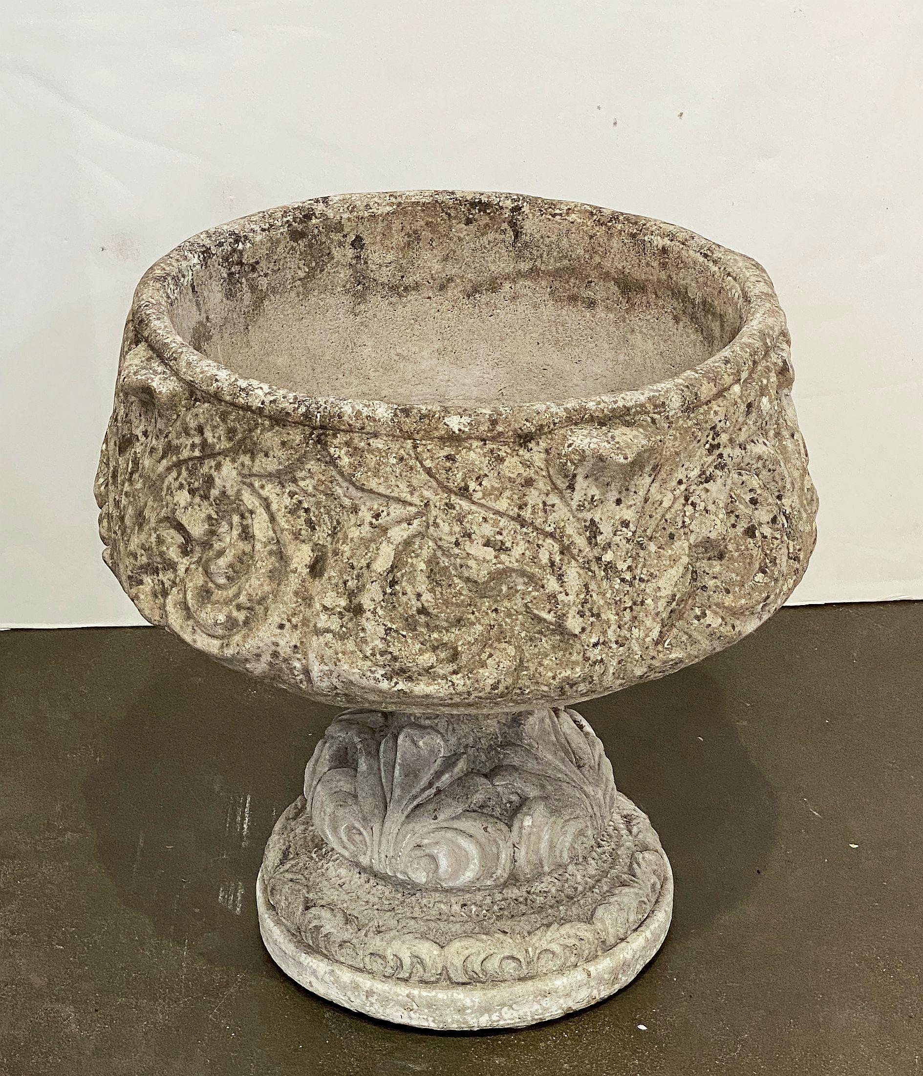 Jardineras o Urnas de Piedra de Jardín Inglés con Relieve de Hoja de Acanto (Dos Disponibles) Piedra de molde en venta
