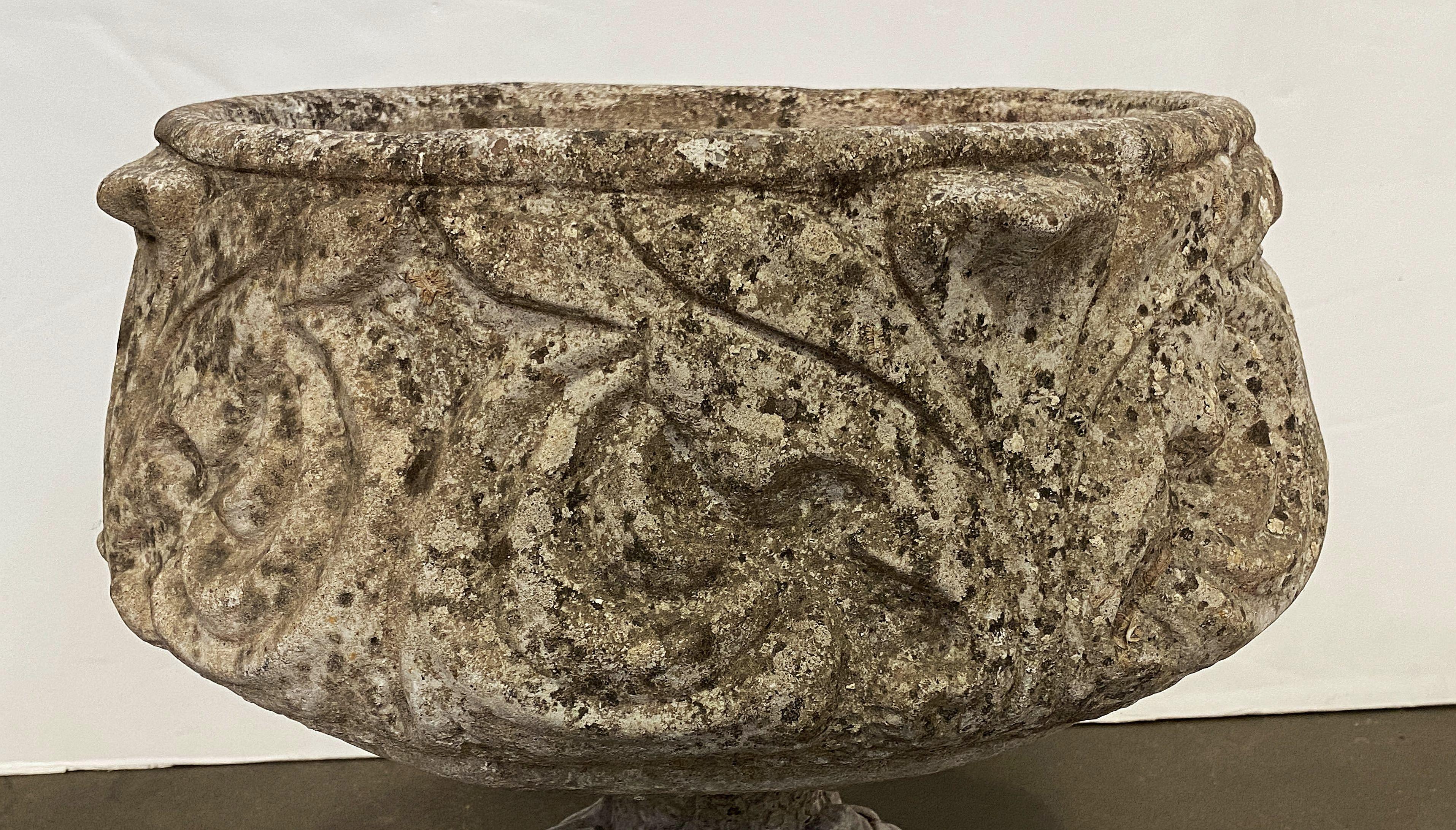 Jardineras o Urnas de Piedra de Jardín Inglés con Relieve de Hoja de Acanto (Dos Disponibles) en venta 1