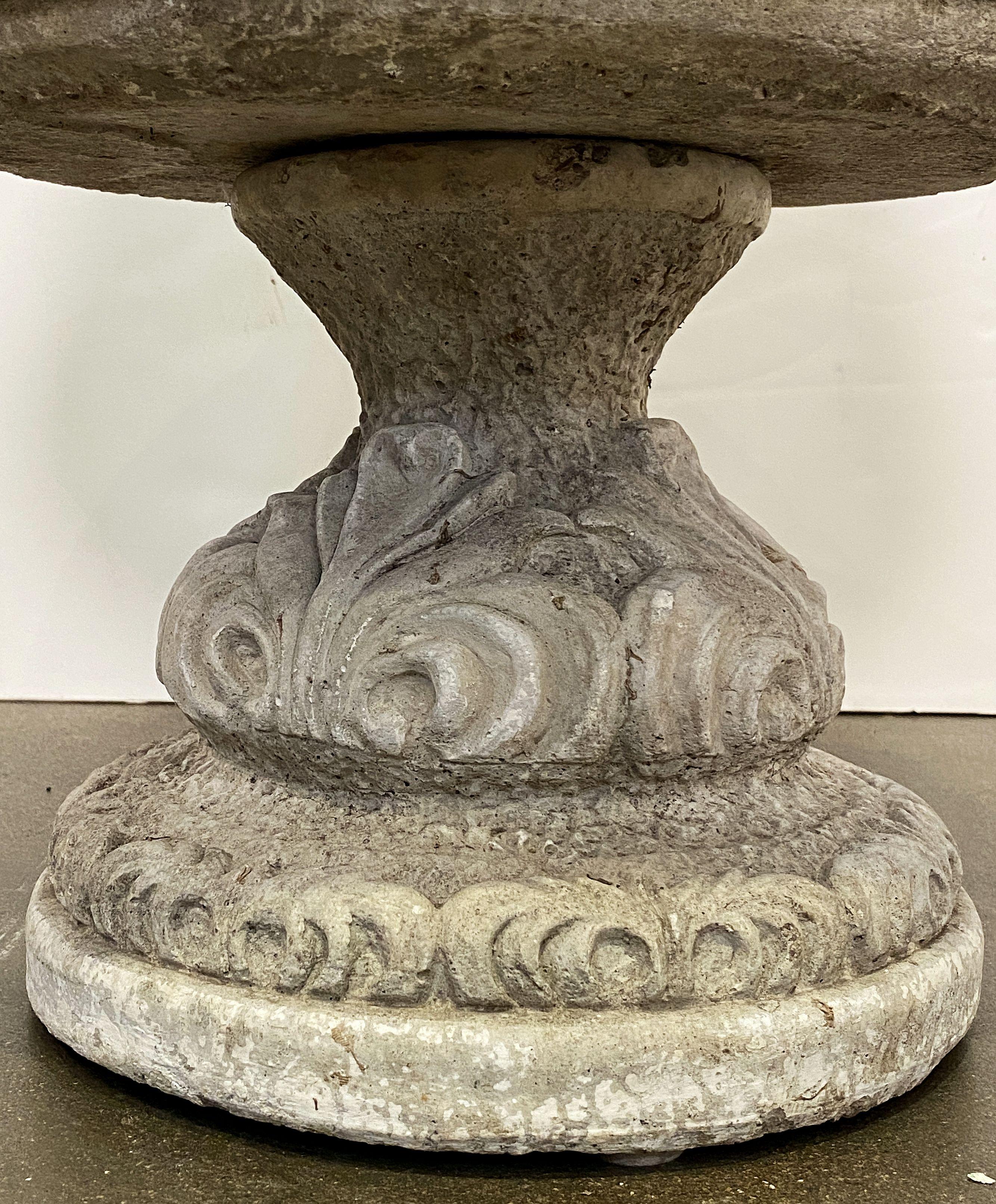 Jardineras o Urnas de Piedra de Jardín Inglés con Relieve de Hoja de Acanto (Dos Disponibles) en venta 3