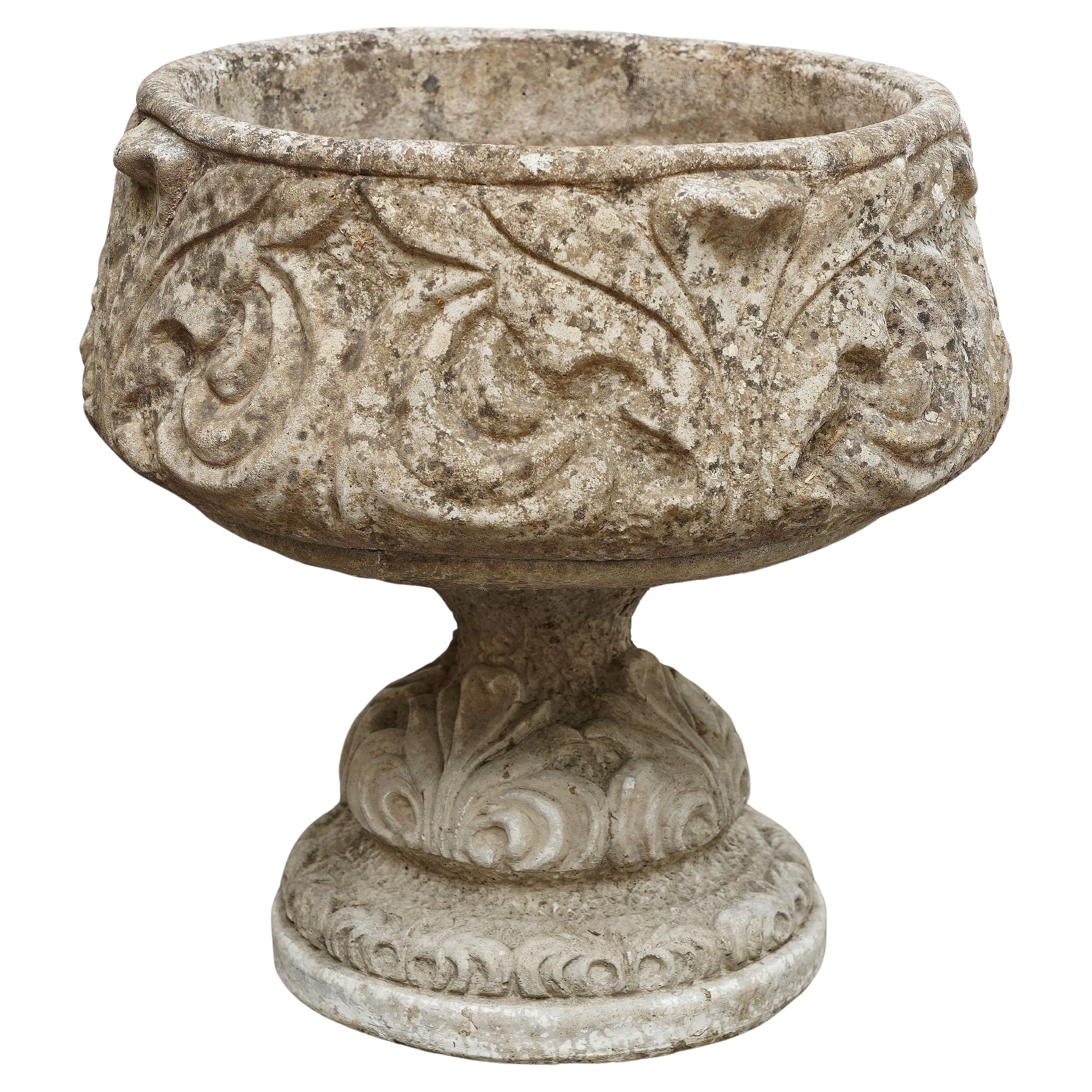 Jardineras o Urnas de Piedra de Jardín Inglés con Relieve de Hoja de Acanto (Dos Disponibles) en venta