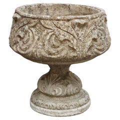 Jardinières ou urnes en pierre du jardin anglais avec relief de feuilles d'Acanthus (deux disponibles)