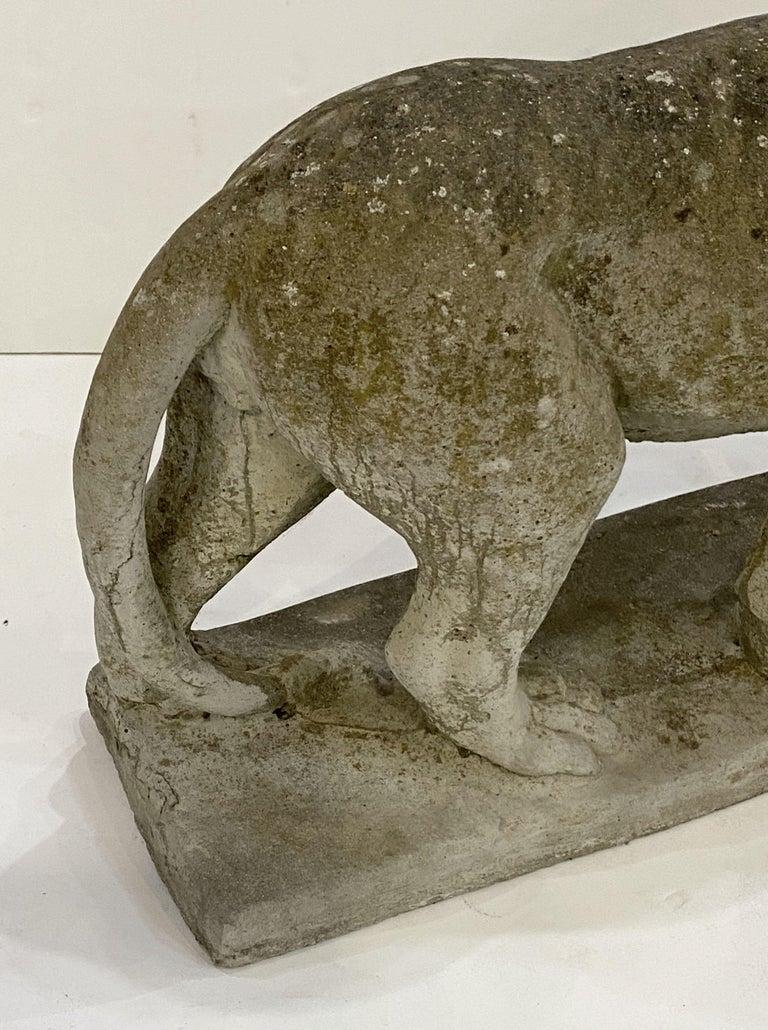 English Garden Stone Standing Lion Figural Statue  en vente 9