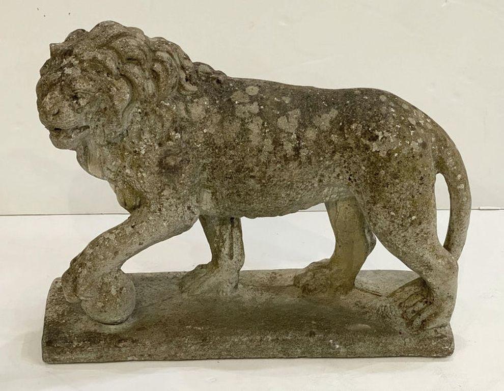 Anglais English Garden Stone Standing Lion Figural Statue  en vente