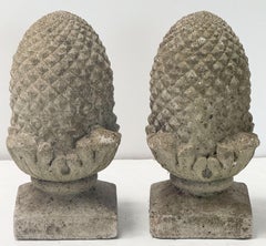 Fleurons en forme de pigne en pierre de jardin à l'anglaise, provenant d'Angleterre – Deux exemplaires disponibles