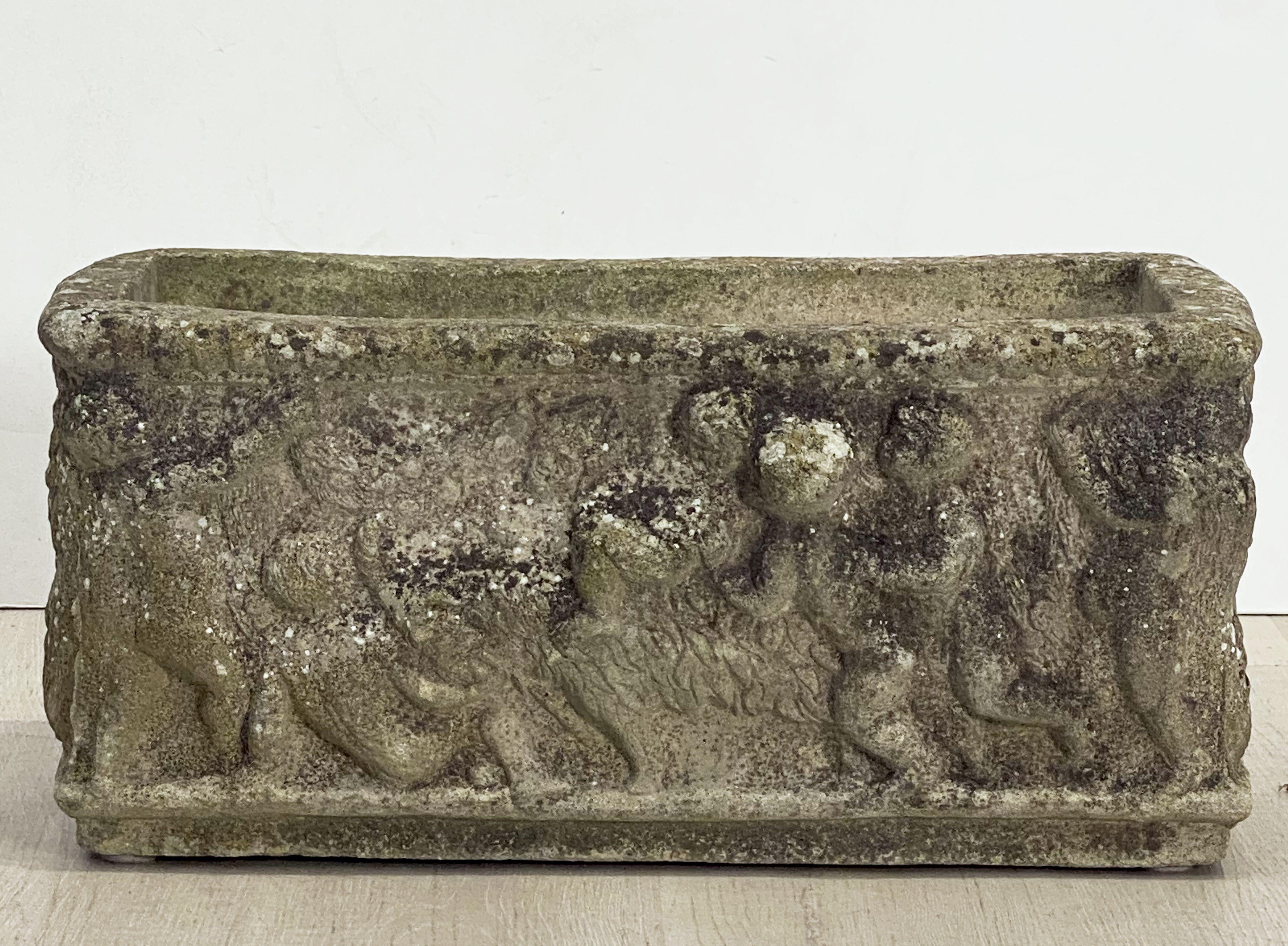 Pierre artificielle Fourchette ou jardinière de jardin anglaise en pierre avec relief en forme de chérubin en vente