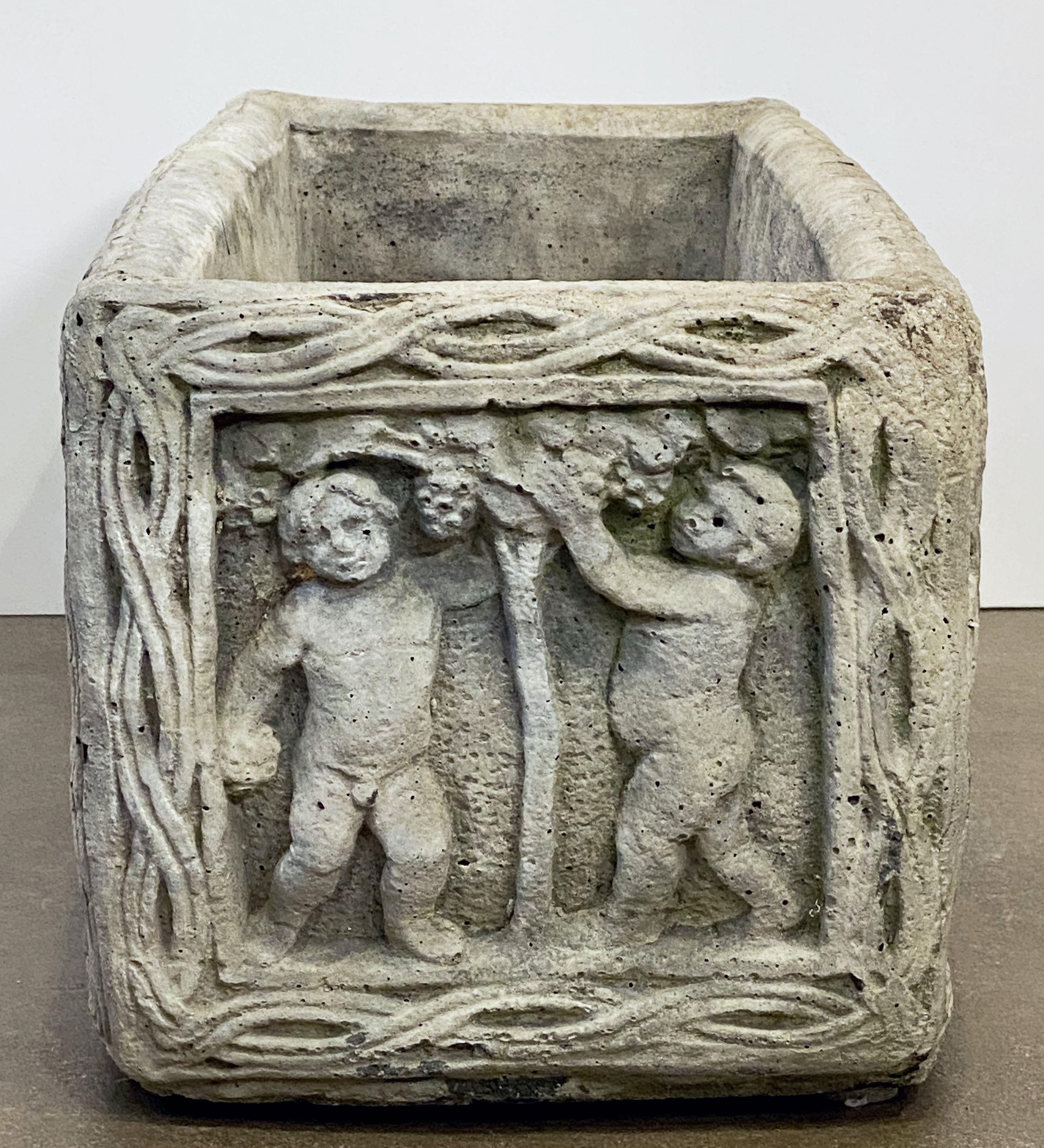 Englisches Pflanzgefäß aus englischem Gartenstein mit Cherub-Relief im Angebot 14