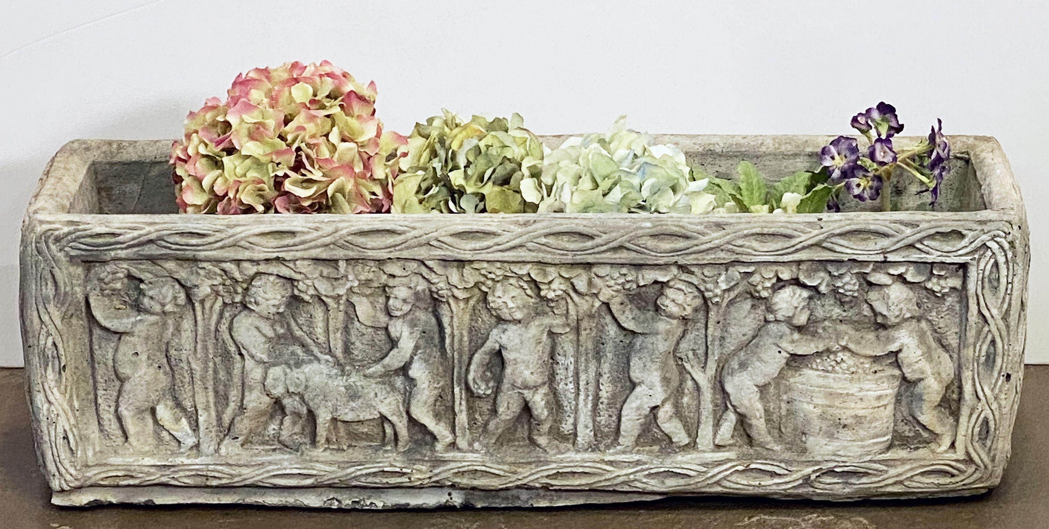 Anglais Jardinière de jardin anglaise en pierre avec relief en forme de chérubin en vente