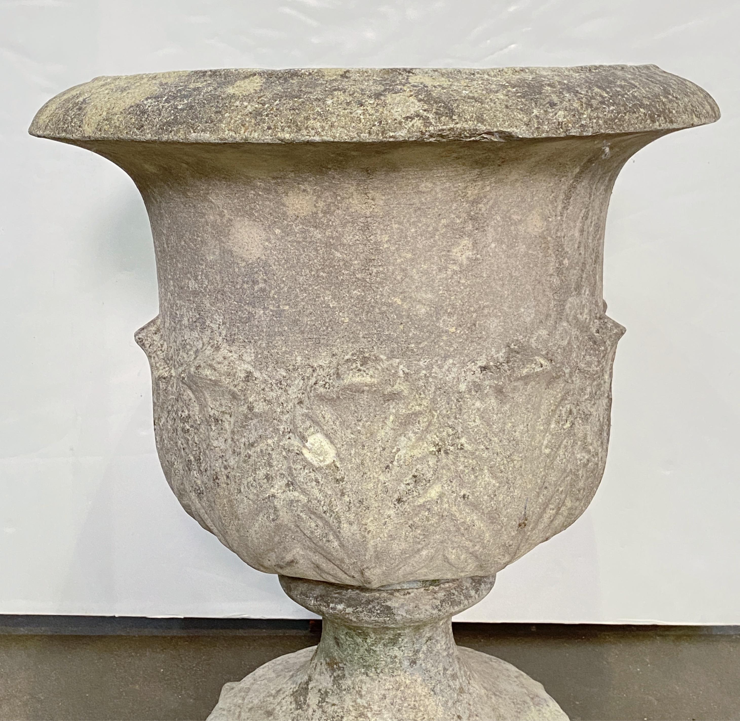 Urnes ou pots en pierre du jardin anglais avec relief d'Acanthus (deux disponibles) en vente 4