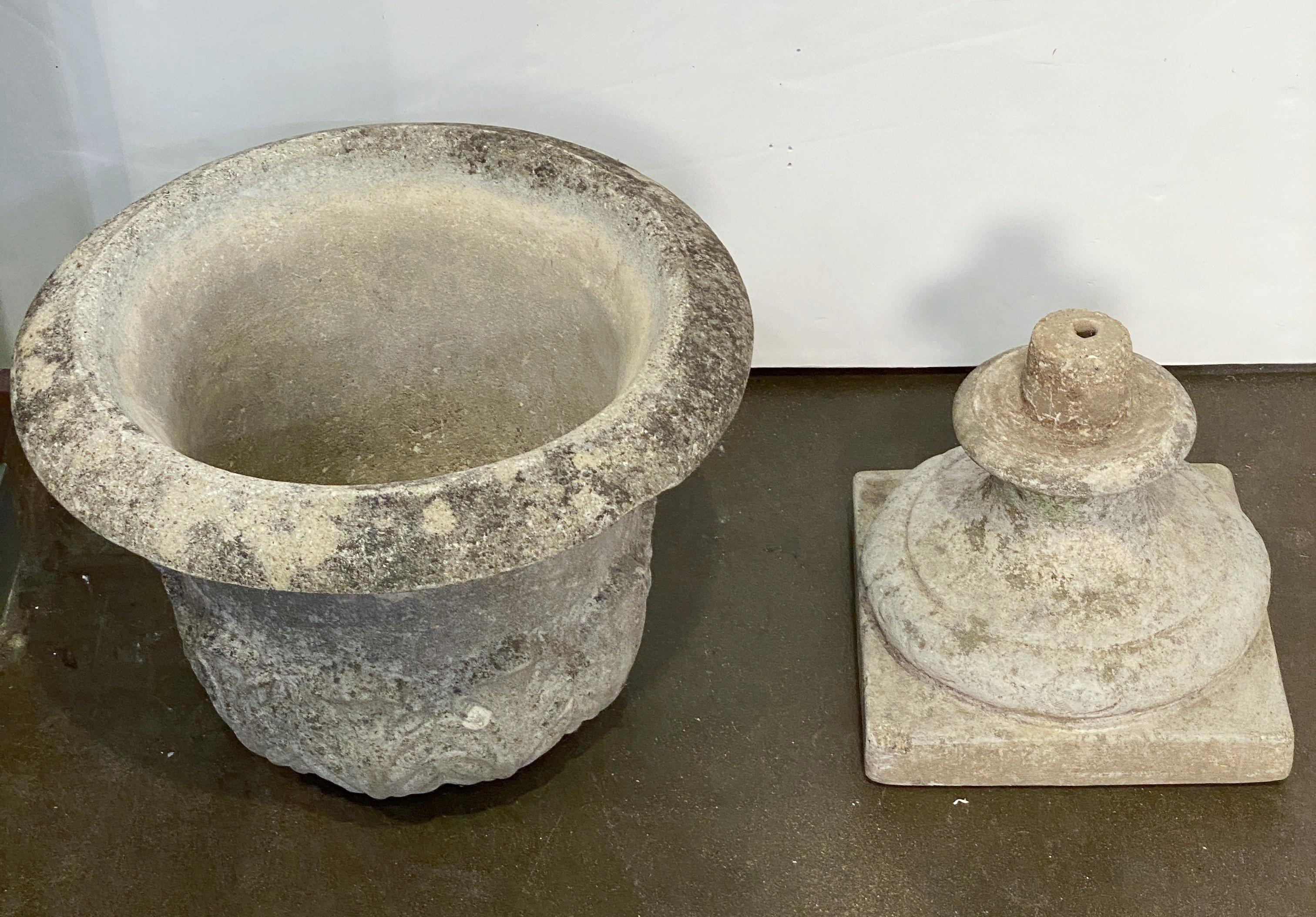 Urnes ou pots en pierre du jardin anglais avec relief d'Acanthus (deux disponibles) en vente 5
