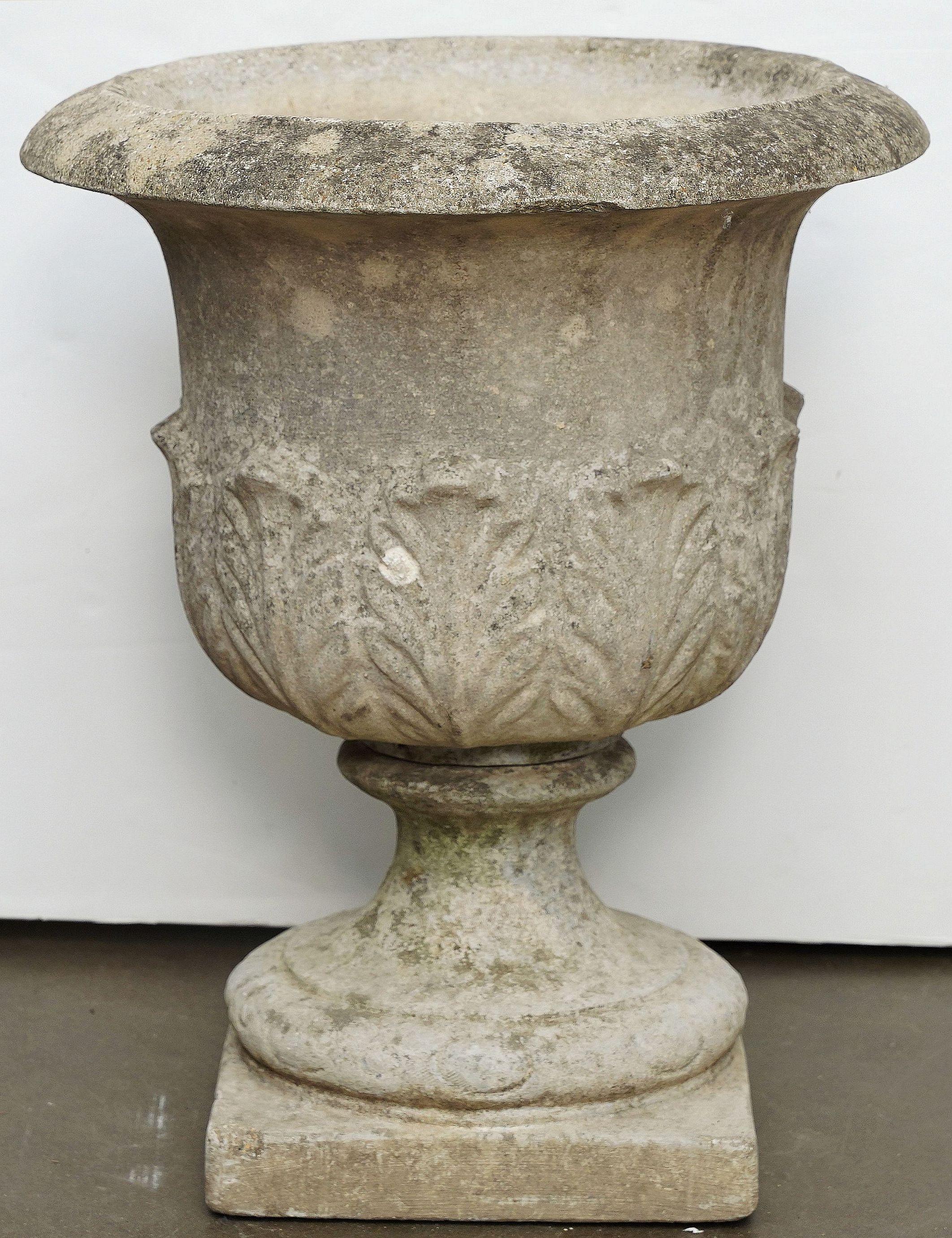 Urnes ou pots en pierre du jardin anglais avec relief d'Acanthus (deux disponibles) en vente 6