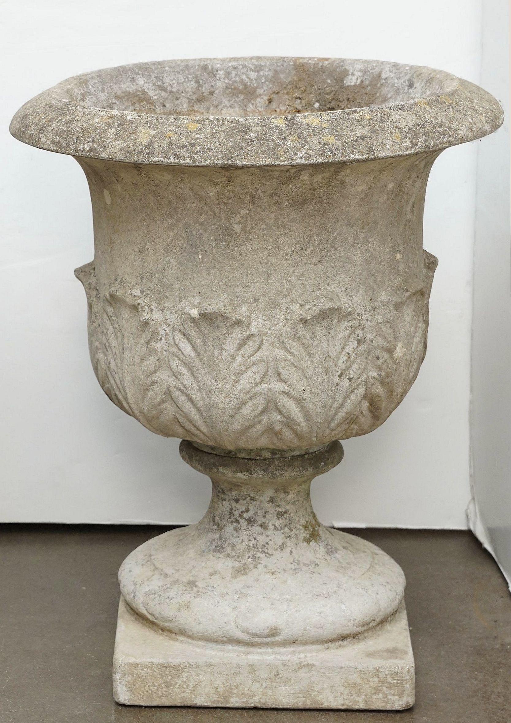 Urnes ou pots en pierre du jardin anglais avec relief d'Acanthus (deux disponibles) en vente 7