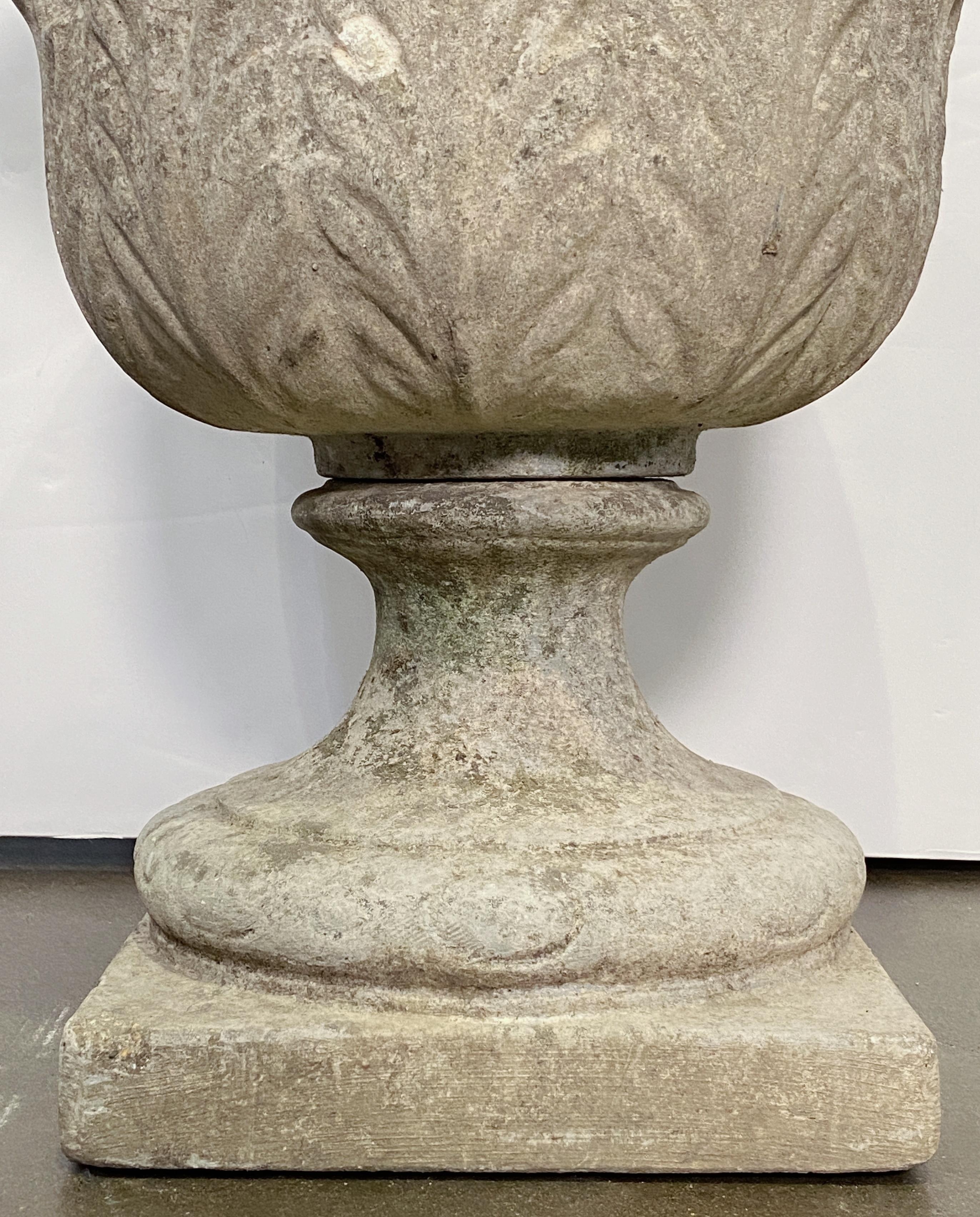 Urnes ou pots en pierre du jardin anglais avec relief d'Acanthus (deux disponibles) en vente 8