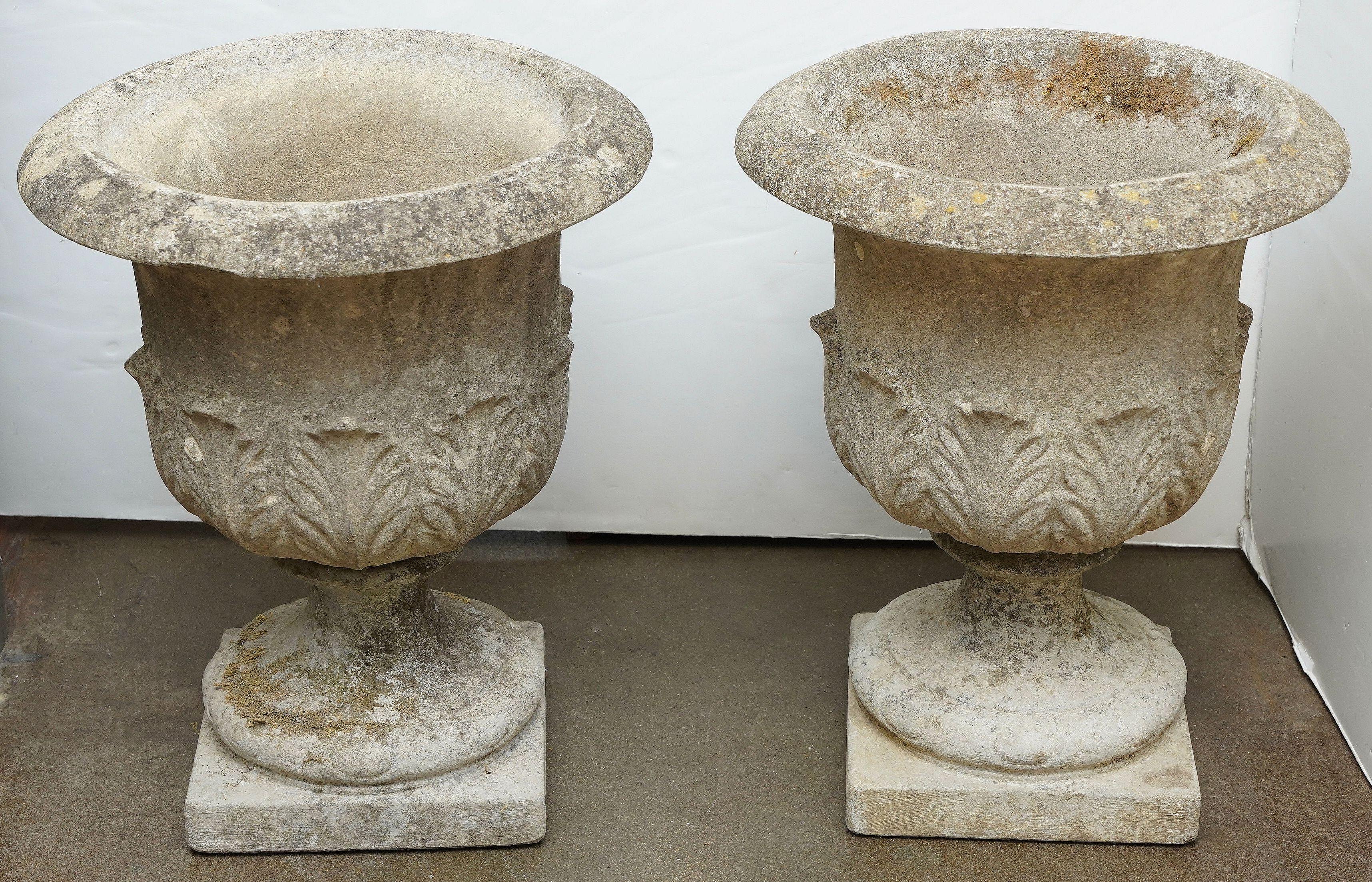 Anglais Urnes ou pots en pierre du jardin anglais avec relief d'Acanthus (deux disponibles) en vente