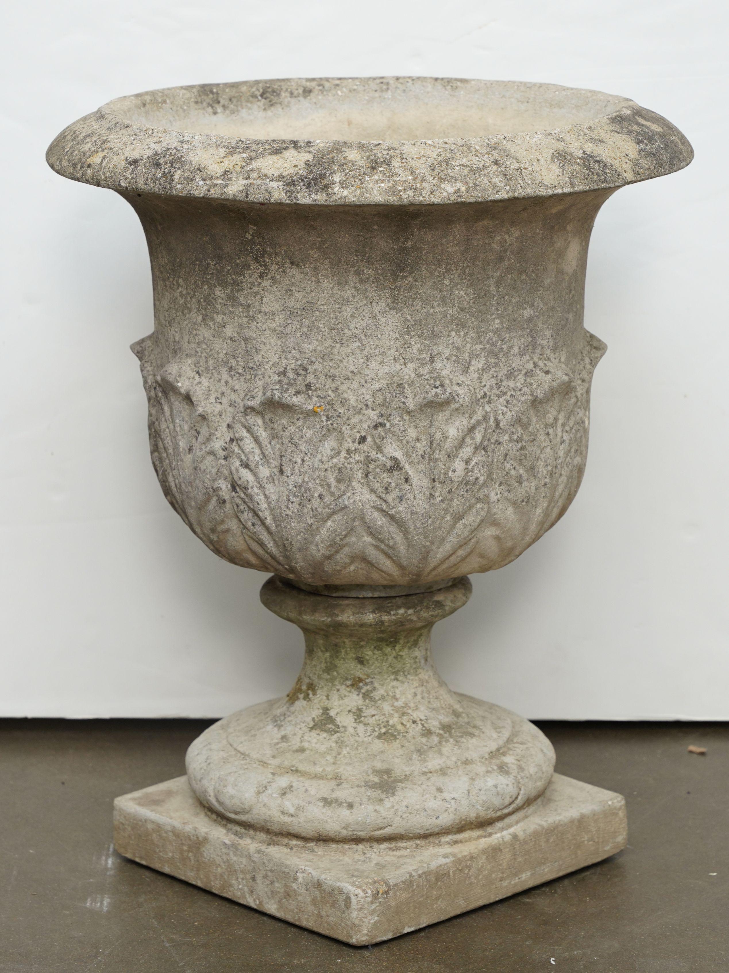 Urnes ou pots en pierre du jardin anglais avec relief d'Acanthus (deux disponibles) Bon état - En vente à Austin, TX