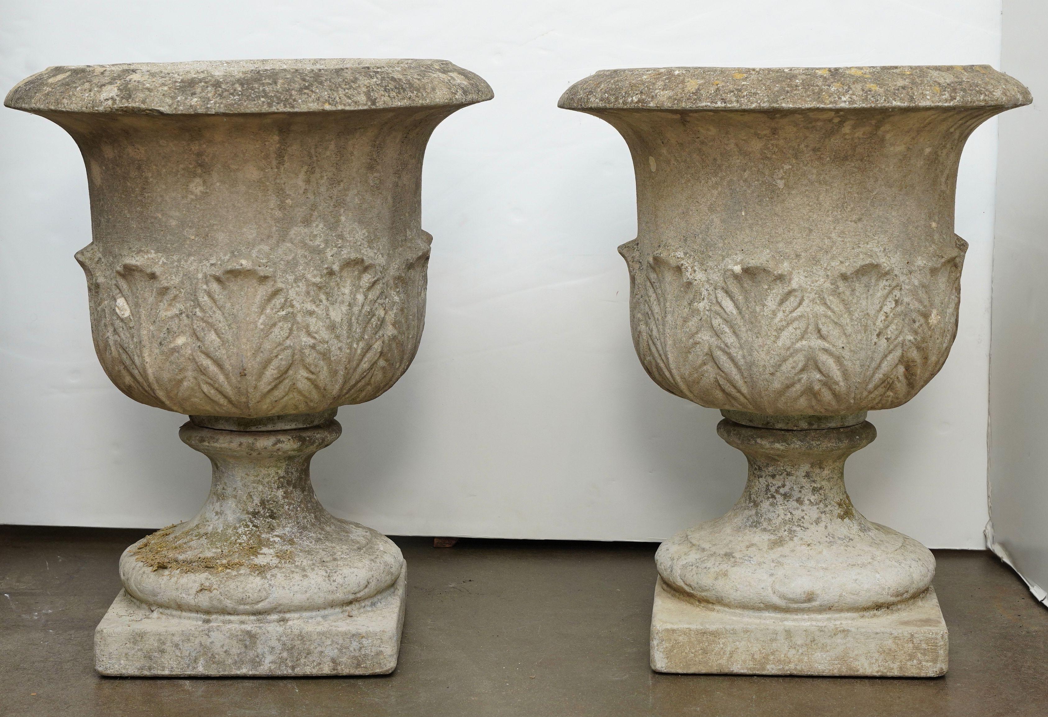 20ième siècle Urnes ou pots en pierre du jardin anglais avec relief d'Acanthus (deux disponibles) en vente