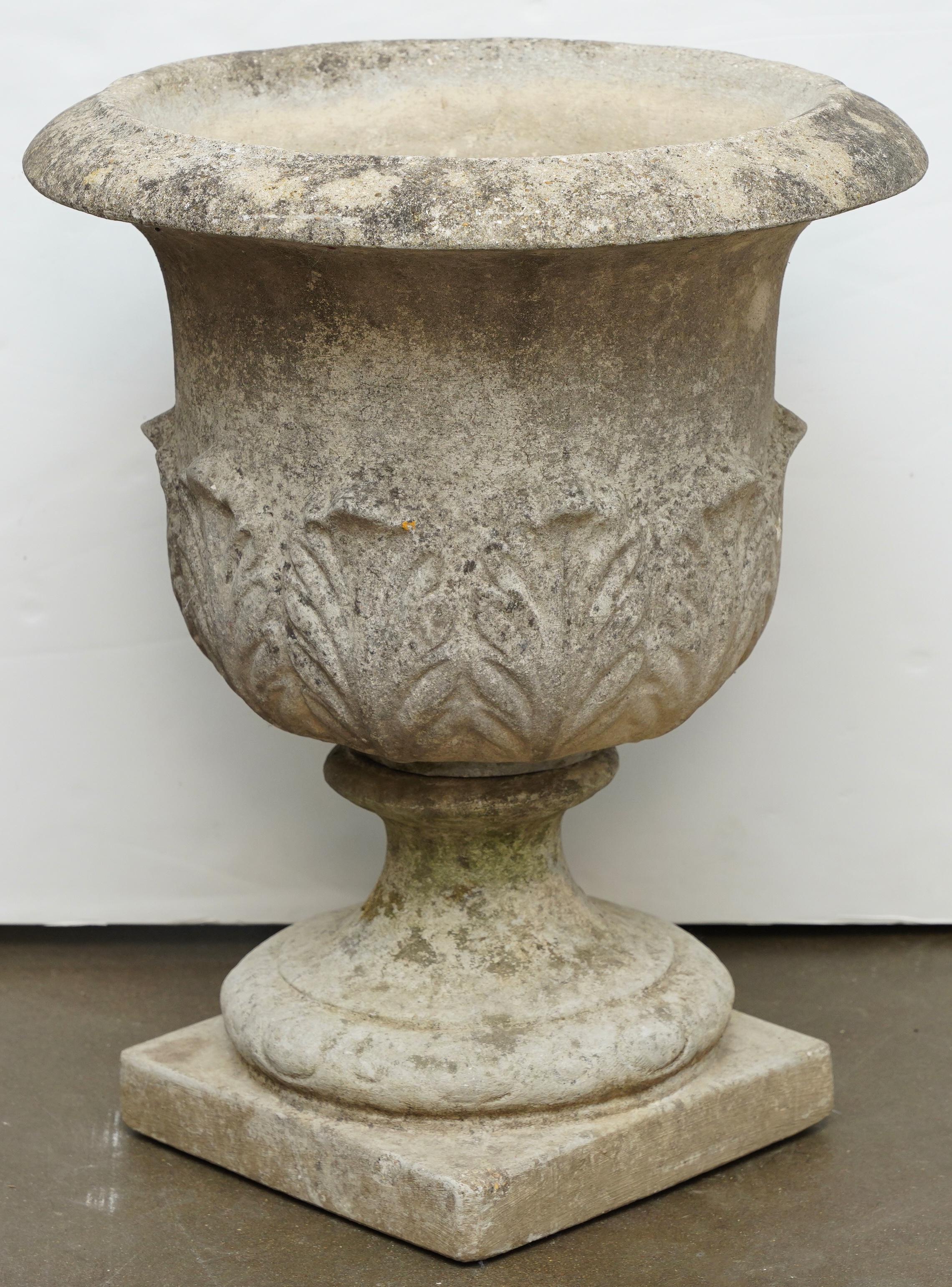 Pierre Urnes ou pots en pierre du jardin anglais avec relief d'Acanthus (deux disponibles) en vente