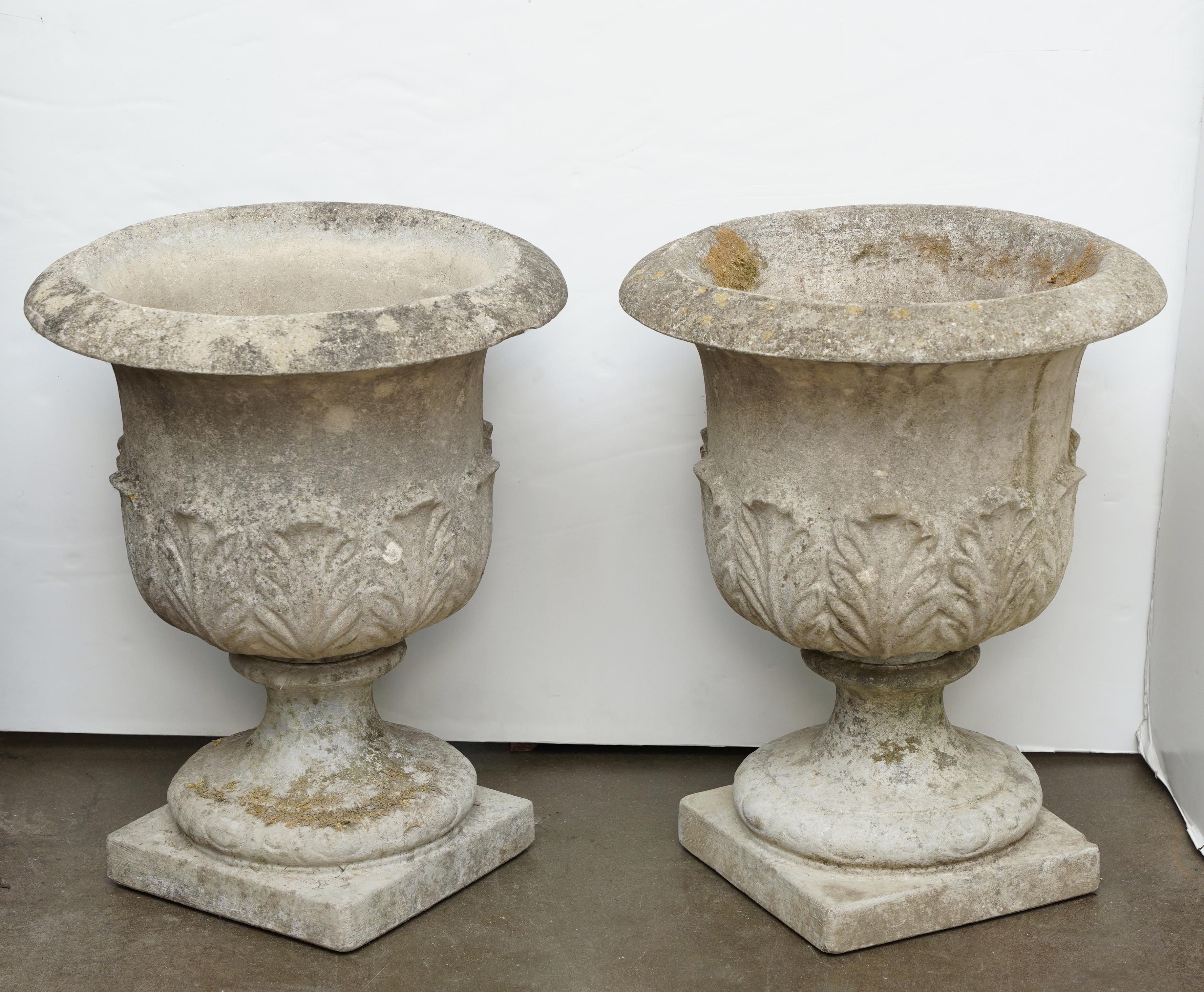 Urnes ou pots en pierre du jardin anglais avec relief d'Acanthus (deux disponibles) en vente 1