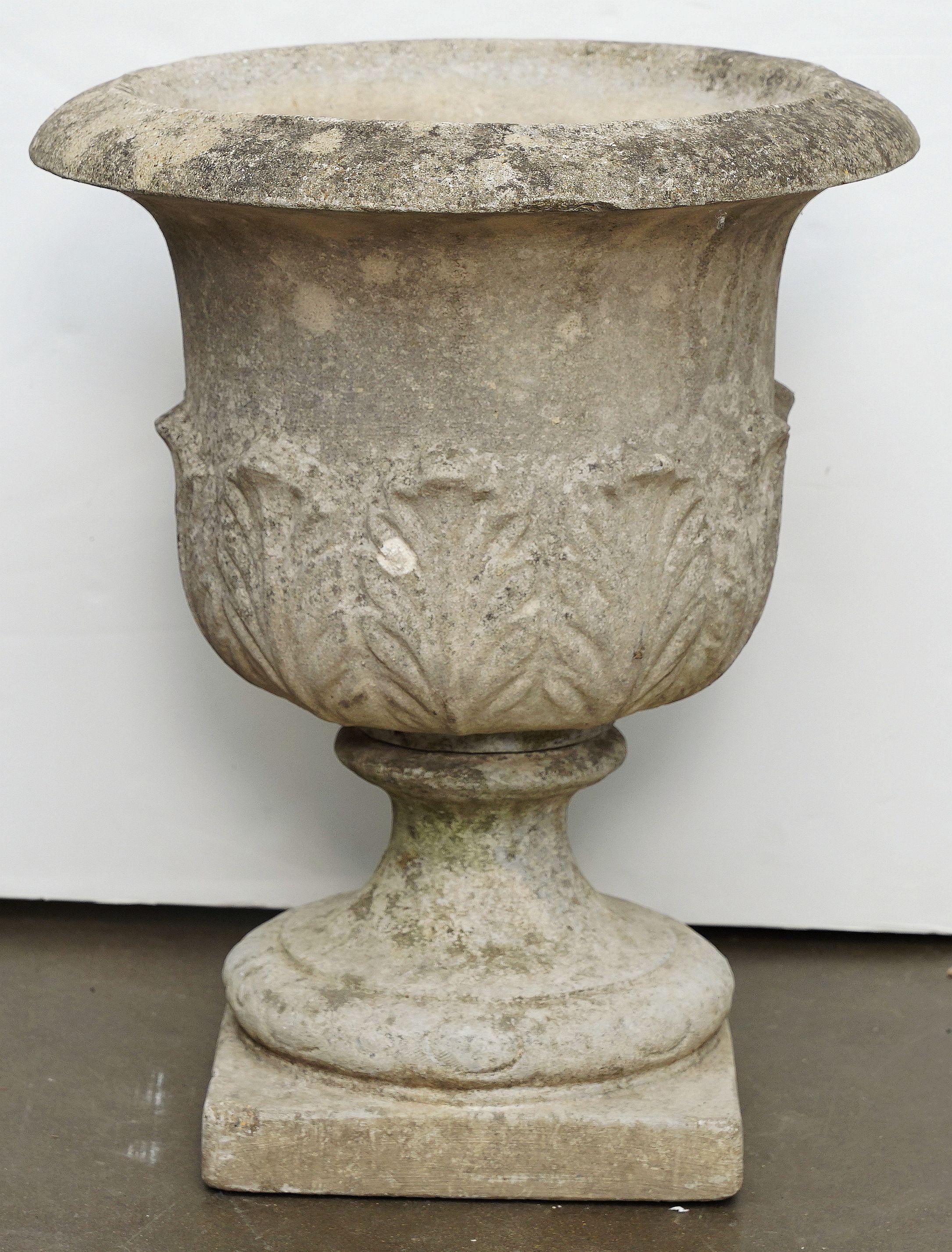 Urnes ou pots en pierre du jardin anglais avec relief d'Acanthus (deux disponibles) en vente 2